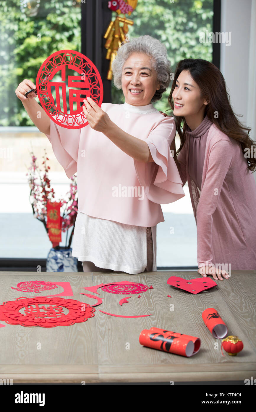 Mère et fille avec le Nouvel An chinois coupe-papier Banque D'Images