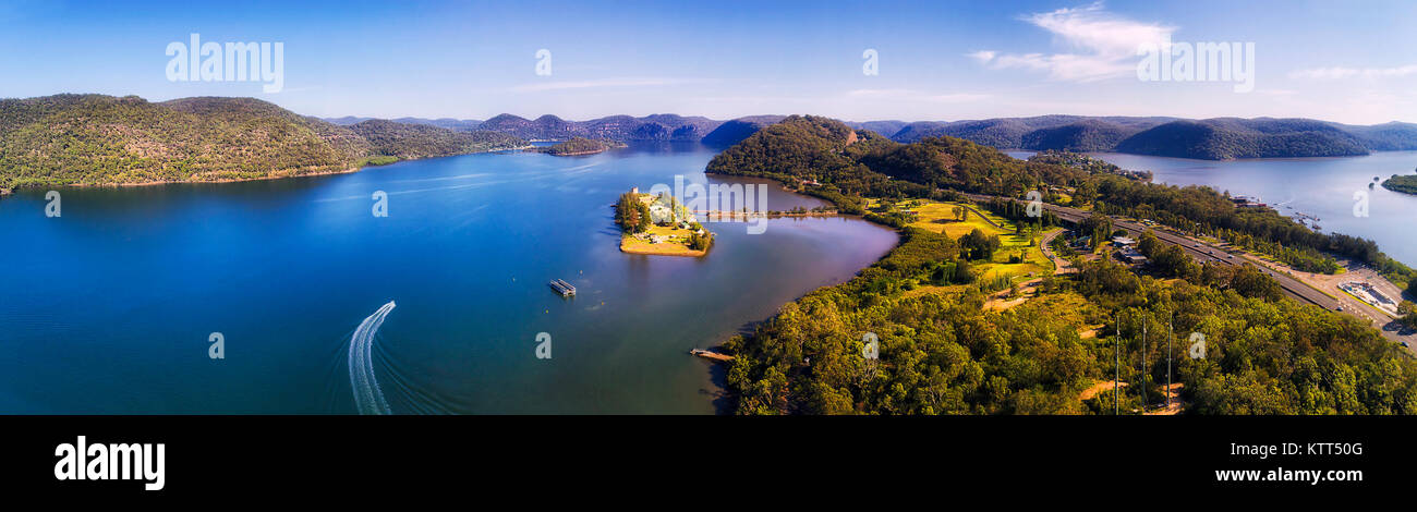 Vista de Hawkesbury River près de l'autoroute du Pacifique à Sydney Newcastle en large panorama de l'antenne sous côte, collines, woods, villages, de bateaux et d'inf Banque D'Images