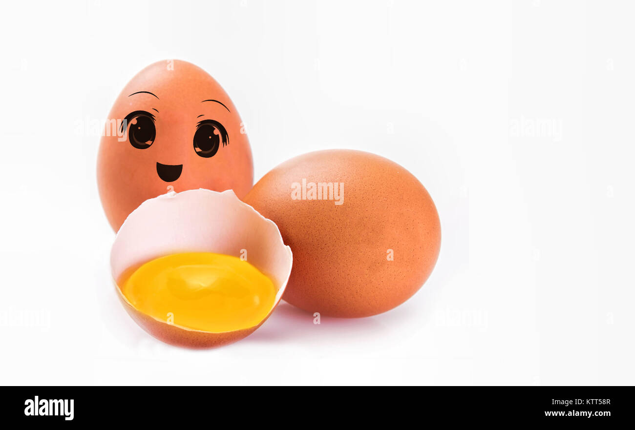 Un œuf avec un smiley heureux avec d'autres oeufs Banque D'Images