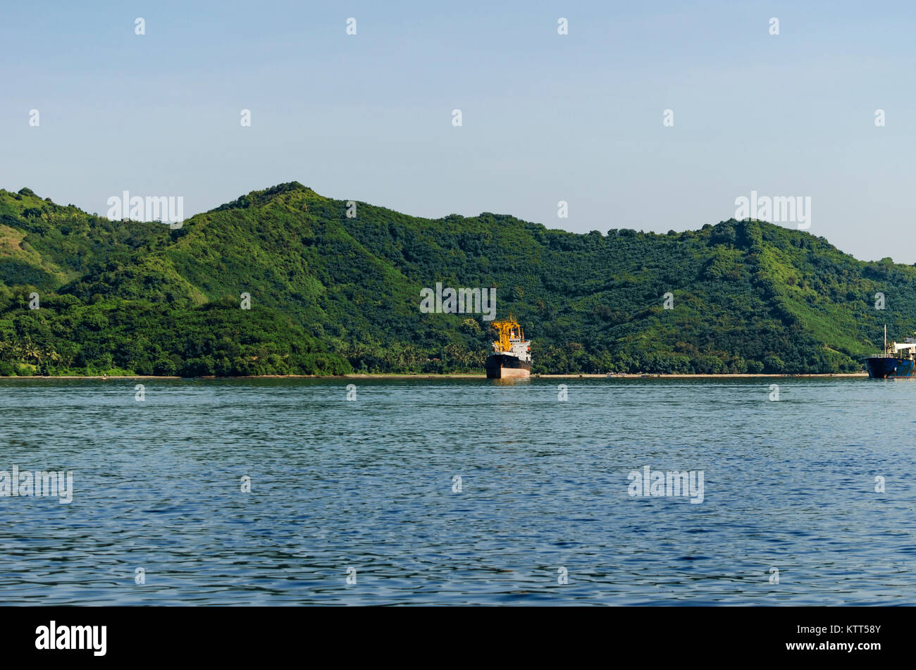 Navires naviguant près de l'île de Flores, Indonésie Banque D'Images