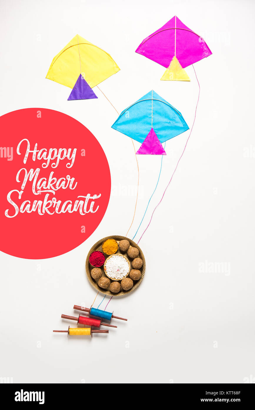 Heureux Makar Sankranti carte de souhaits - Tilgul ou Til ladoo dans un bol ou une assiette avec haldi et kumkum fleurs avec Fikri /Bobine/Chakri /tiroir avec colorf Banque D'Images