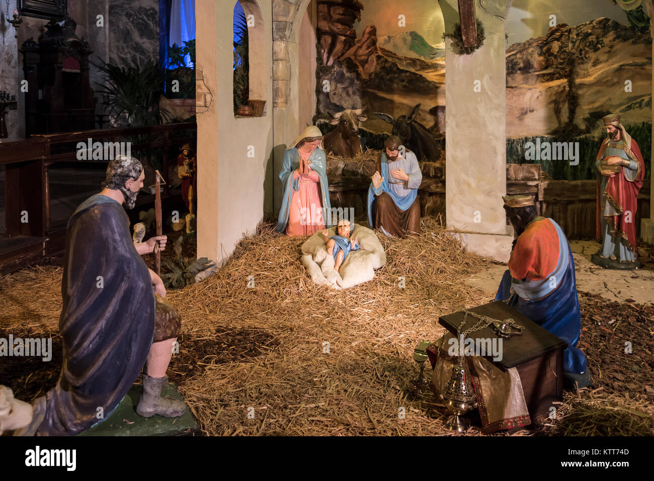 Crèche de Noël scène avec figurines y compris Jésus, Marie, Joseph et les Rois Mages Banque D'Images