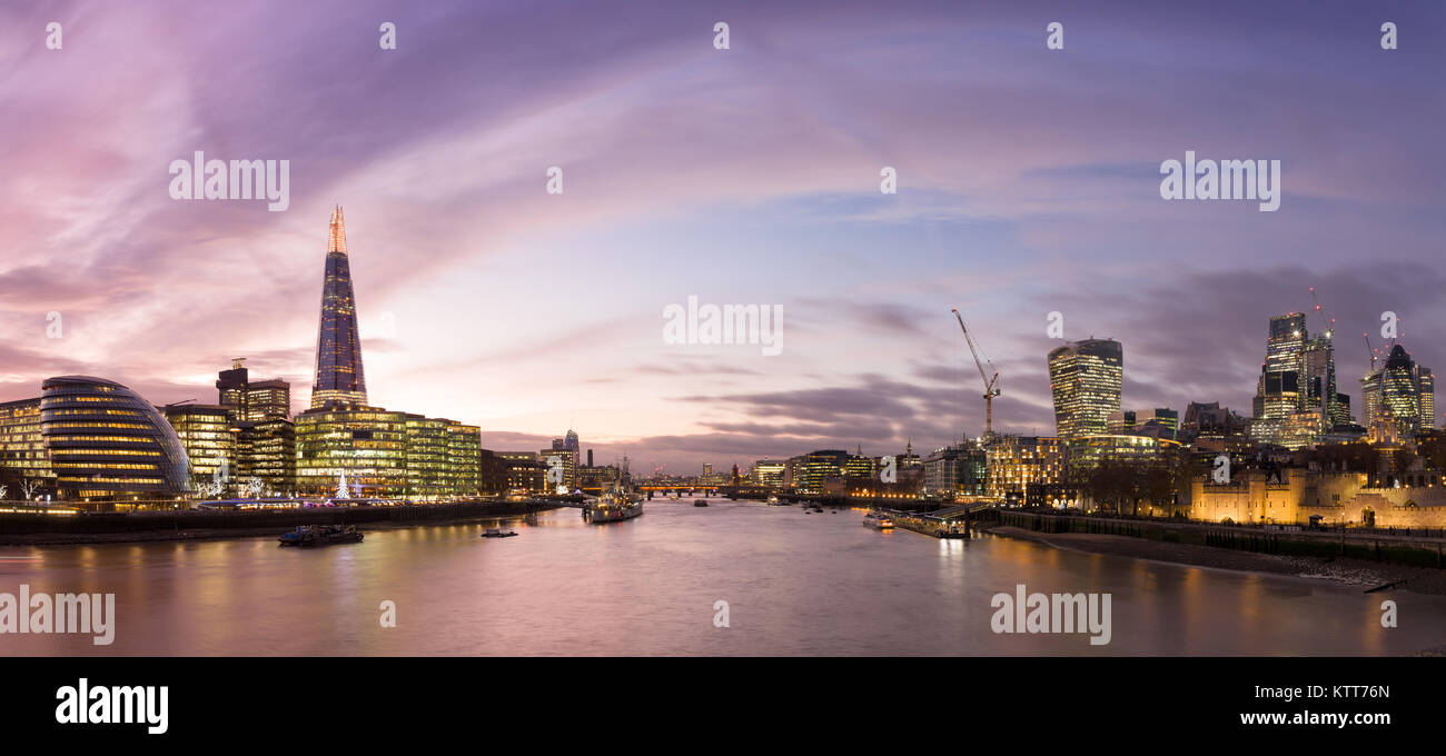 Vue depuis le Tower Bridge à Londres Cityscape panorama au coucher du soleil Banque D'Images