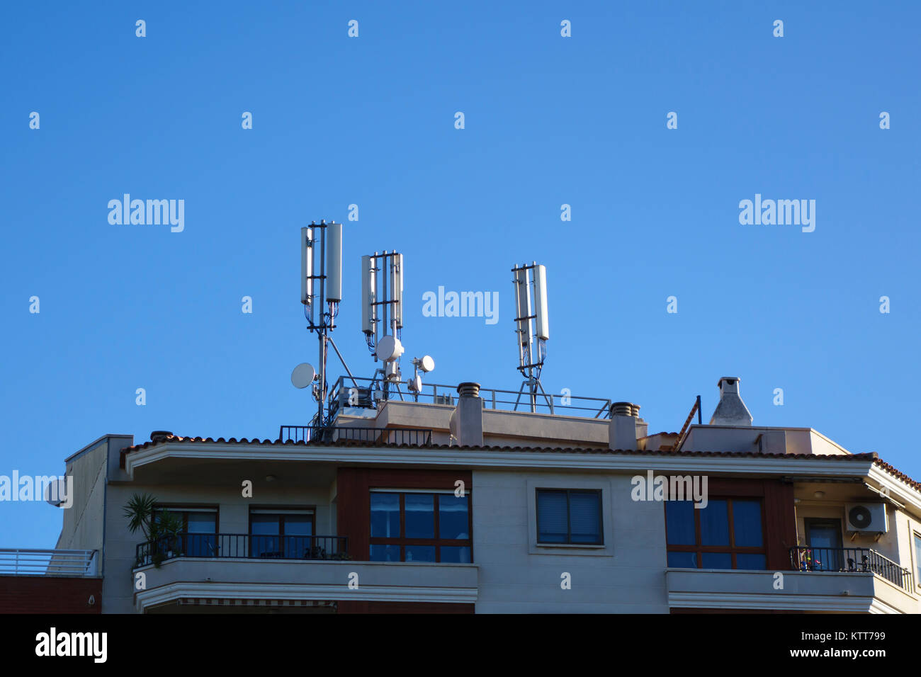 L'antenne mobile dans le toit d'un immeuble, contre le ciel bleu Banque D'Images