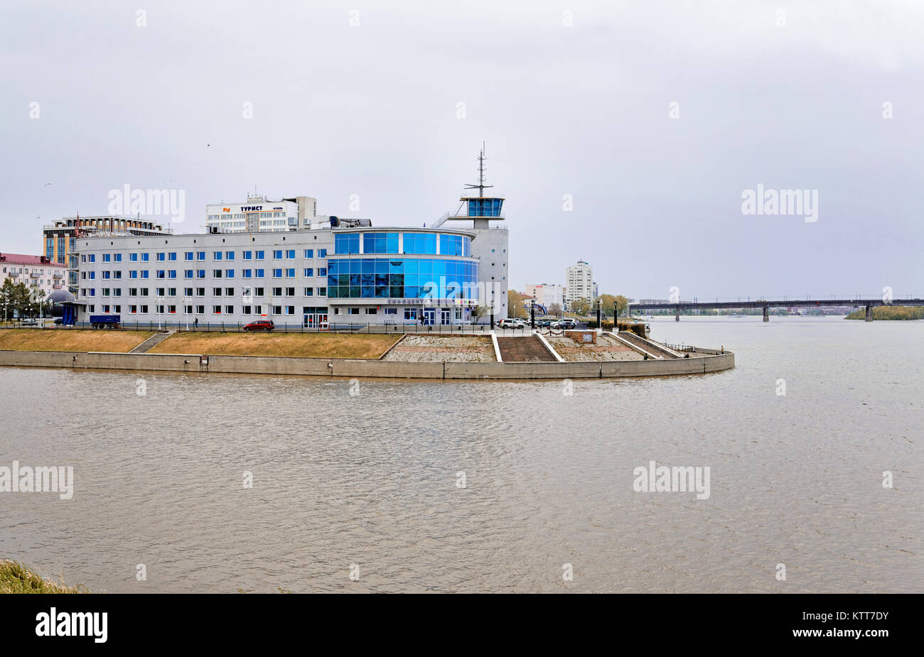 Editorial.La Russie, Sibérie, Russie, le 12 mai 2017. La construction de la rivière de la borne Rue Lermontov Banque D'Images