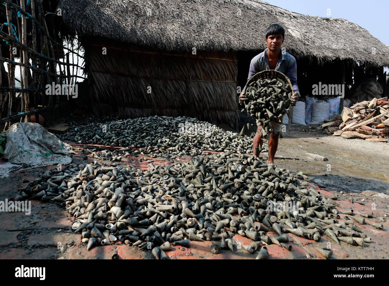 KHULNA, BANGLADESH - le 17 décembre 2017 : un homme du Bangladesh shell les processus pour faire ligne à Khulna, Bangladesh. Banque D'Images