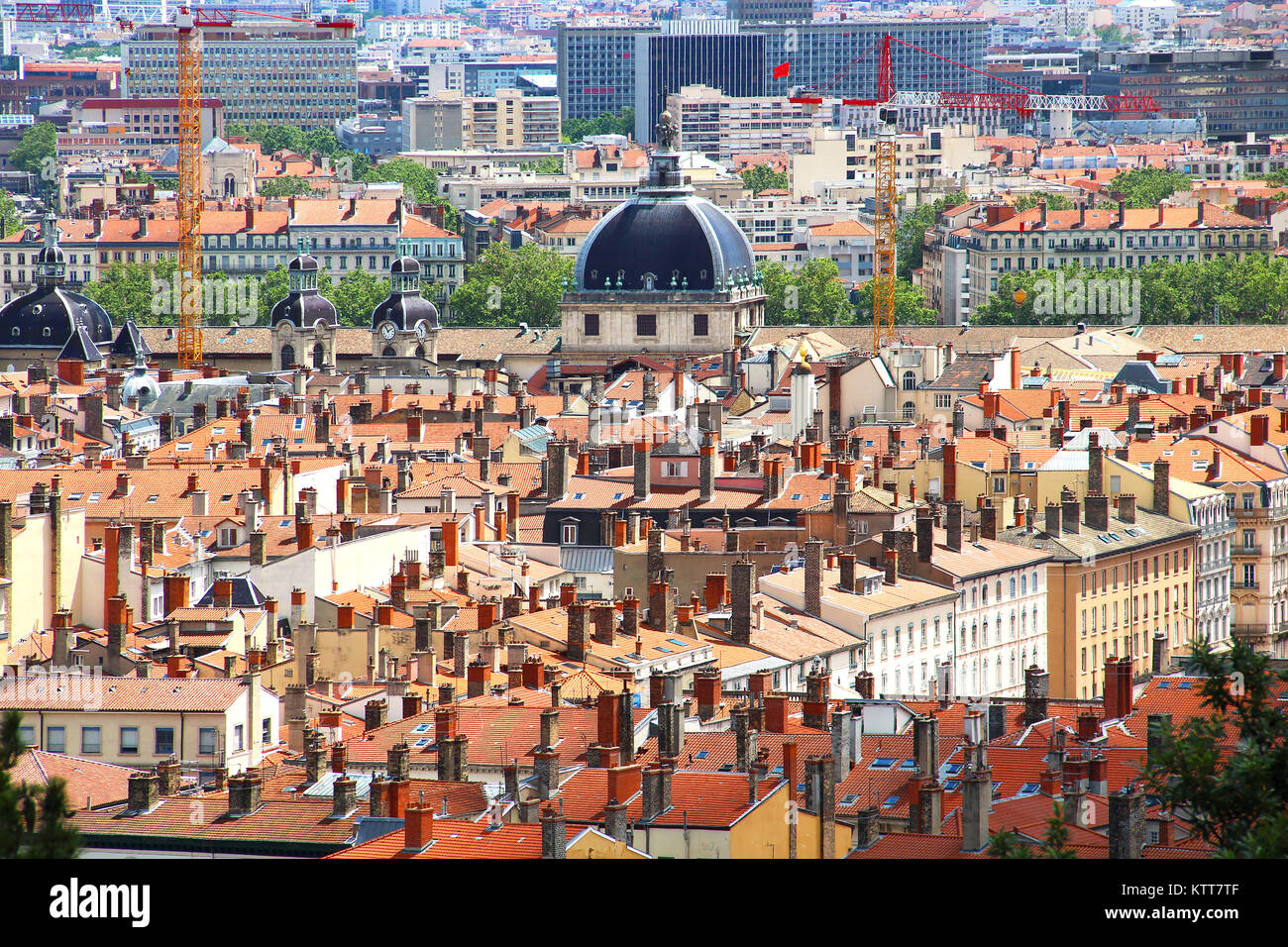 Vue aérienne du centre-ville de Lyon avec les toits rouges et cheminées Banque D'Images