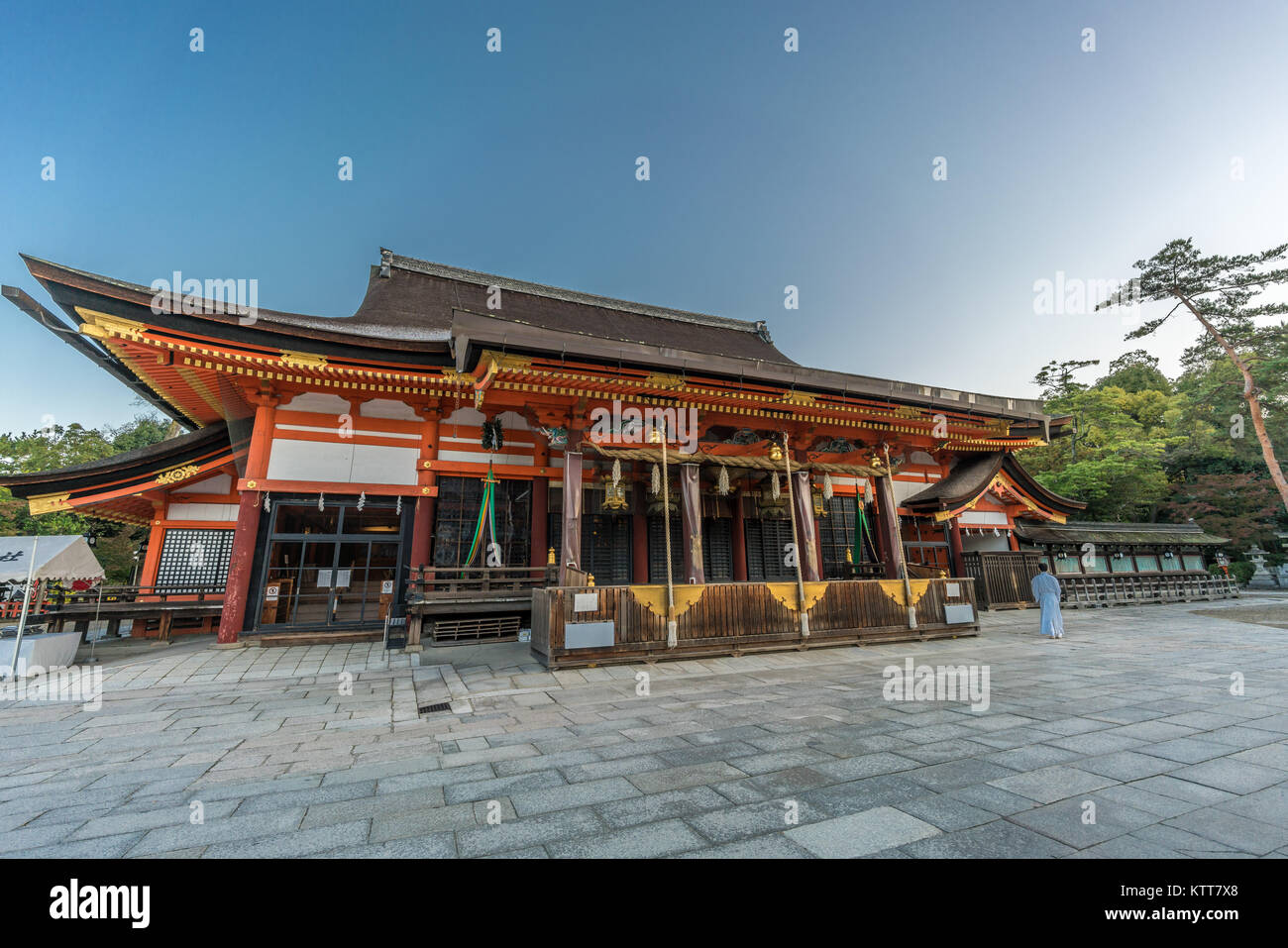 Kyoto, Japon. Honden (Hall principal) Japon propriété culturelle importante. Sanctuaire Shinto Yasaka scène tôt le matin au lever du soleil les gens sans Banque D'Images