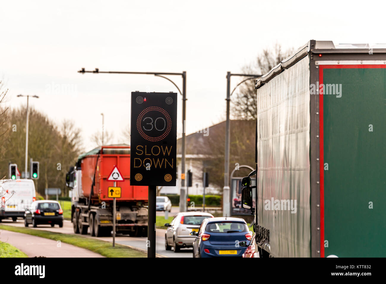 La limite de vitesse de 30 mi/h clignotant Smart Device contrôle sur route Autoroute britannique Banque D'Images