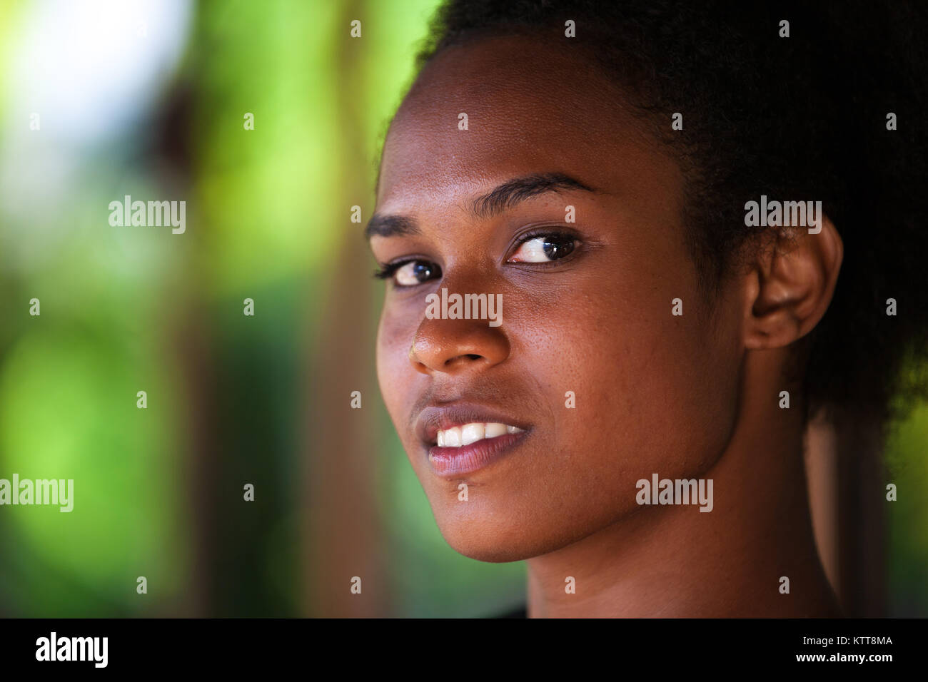 Les insulaires du Pacifique, les Mélanésiens, belle fille avec afro, demi-profil Banque D'Images