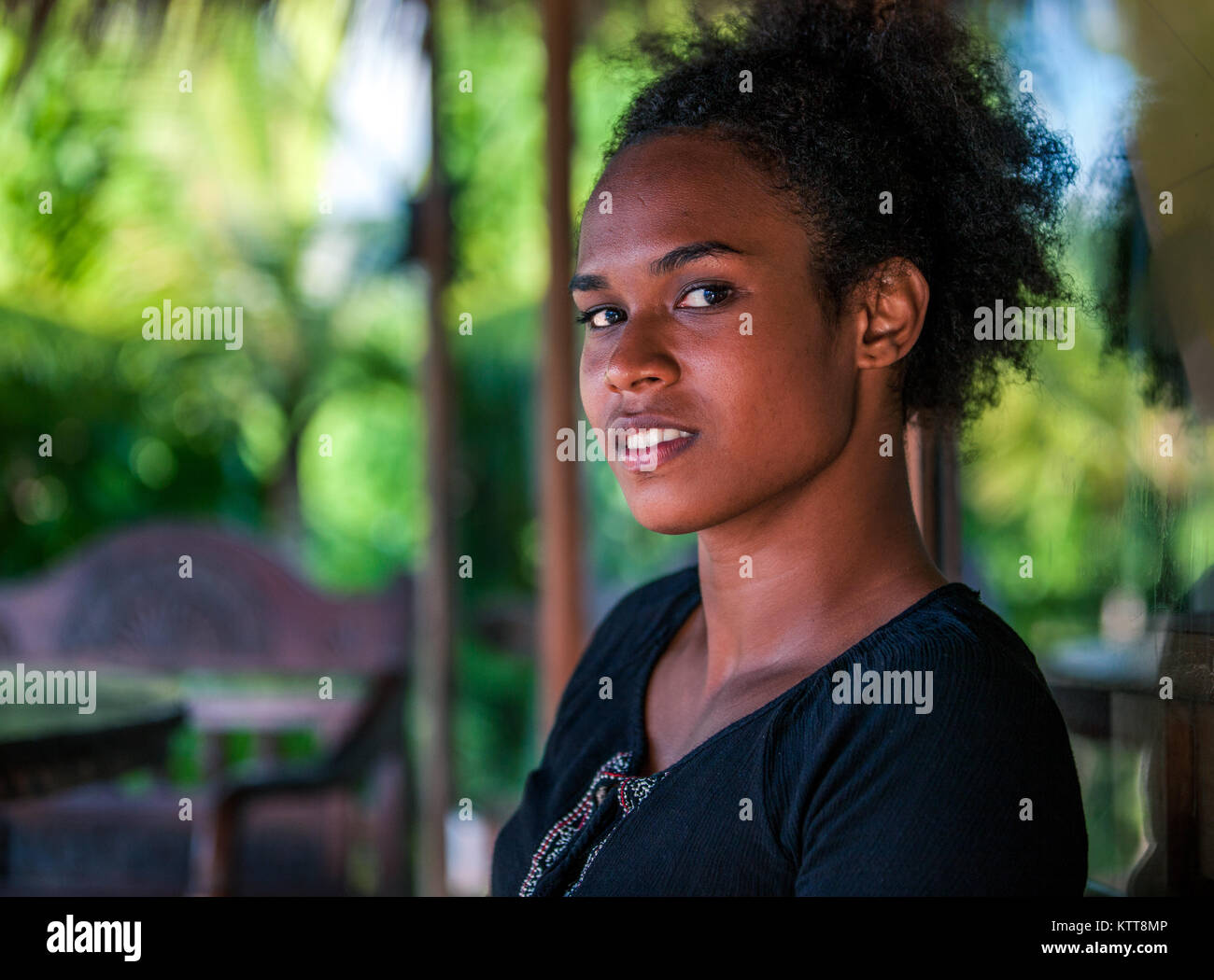 Les insulaires du Pacifique, les Mélanésiens, belle fille avec afro, demi-profil Banque D'Images