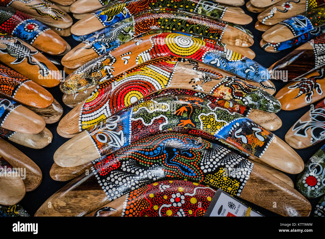Boomerang and aboriginal Banque de photographies et d'images à haute  résolution - Alamy