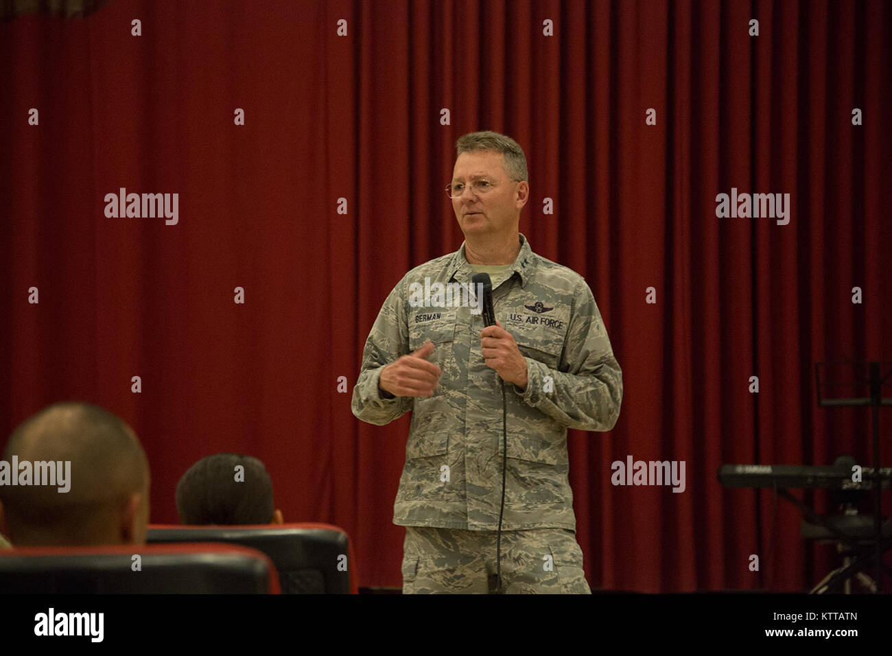 Le général Anthony allemand, l'adjudant général à New York, aborde la 369e Brigade de soutien lors d'une visite au Camp Arifjan, au Koweït le 17 mai 2017. La brigade, connu comme le "Harlem Hell Fighters," est déployée au Koweït, dans le cadre de l'opération Bouclier spartiate et est réglé pour redéployer cet été. (U.S. Photo de l'armée par le Cpl. Kyle Beckley) Banque D'Images