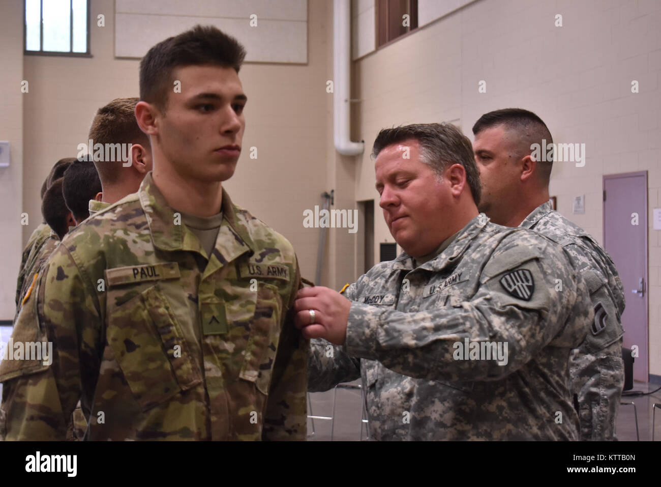 U.S. Army National Guard soldat, Pvt. Paul terrien de la Compagnie Bravo, le recrutement et le maintien de l'unité de commande, reçoit son patch dans l'Armory Queensbury Queensbury, N.Y., 21 mai 2017. Terran a été confiée à la 7e Détachement des Finances après avoir terminé sa formation initiale d'activité. (U.S. La Garde nationale de l'armée photo de la FPC. Andrew Valenza) Banque D'Images