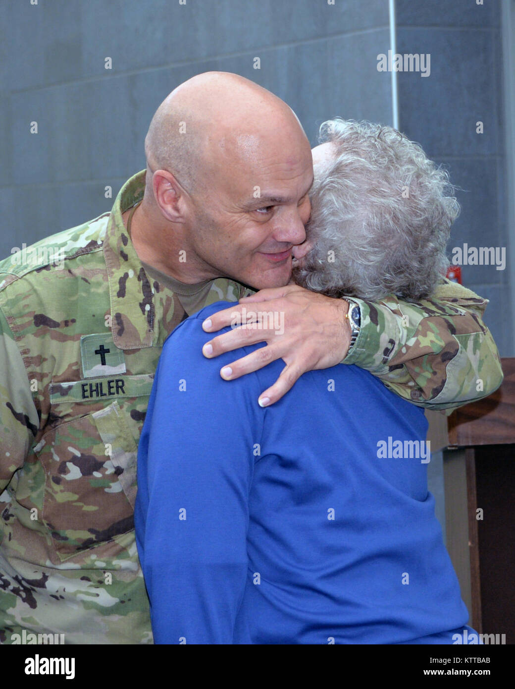 Soldat de la Garde nationale de l'armée américaine, le Lieutenant-colonel Scott Ehler, un aumônier avec Quartier Général(QGFI), embrasse sa mère, Judy Swingle, à le QGFI-N.Y. à Latham, NY, le 31 mai 2017. Ehler a été félicité pour sa promotion au grade de lieutenant-colonel (U.S. La Garde nationale de l'armée photo par le Sgt. Le Major, Corine Lombardo) Banque D'Images