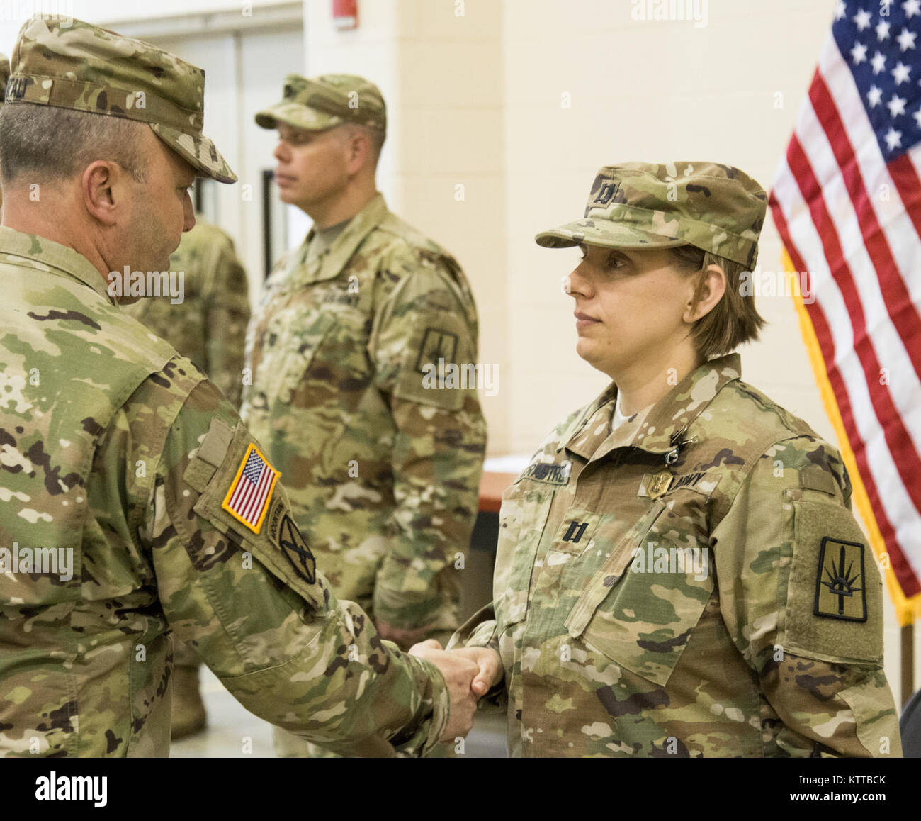 L'ARMÉE AMÉRICAINE Cpt. Crystal Crabtree, le Quartier général du commandement des troupes 53d, commandant du détachement de l'Administration centrale, la Garde Nationale de New York, reçoit une armée médaille en reconnaissance de ses réalisations au cours de son temps de Commandement au Camp Smith 1 juin 2017. (U.S. Photo de la Garde nationale par le sergent. Michael Davis) Banque D'Images