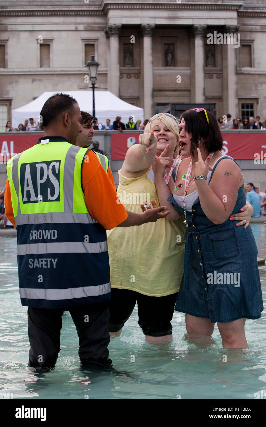 Pride London 2011, célébrations LGBT dans le centre de Londres. In Trafalgar Square de fontaines. Banque D'Images