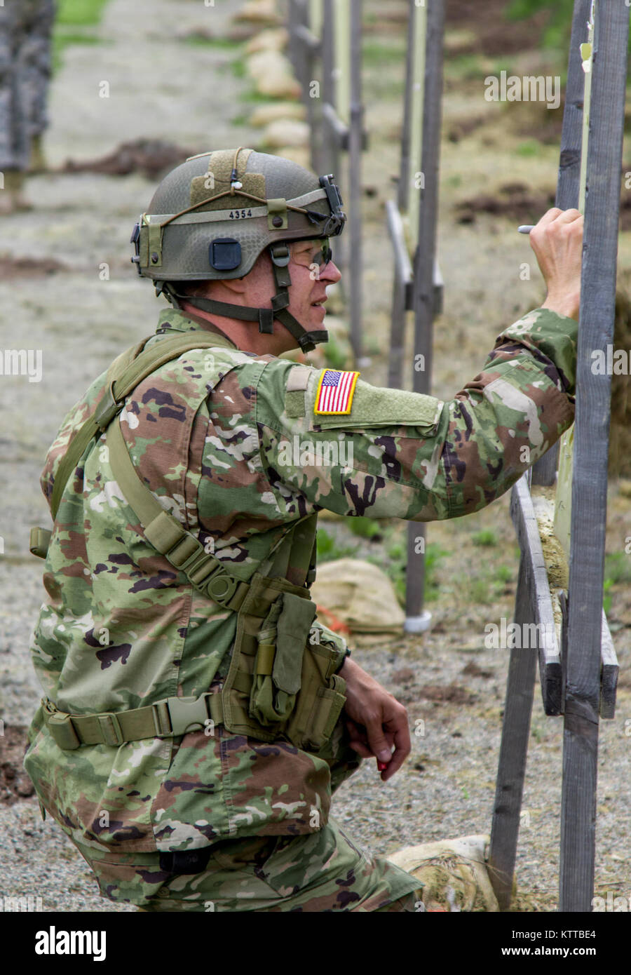 Un soldat de la Garde nationale de l'armée américaine vérifie sa cible au cours de la 38e conférence annuelle "TAG (l'adjudant général) Match" Combattre l'exercice Soutien La formation au Camp Smith Site de formation, N.Y., 2 juin 2017. Le TAG Match est un événement de 3 jours menée par la Garde Nationale de New York afin de promouvoir l'excellence en entraînement et offrent aux soldats, aviateurs et Milice d'État l'occasion de tester leurs compétences et systèmes d'armes dans un environnement axé sur les combats. (U.S. Photo de la Garde nationale par la CPS. Jonathan Pietrantoni) Banque D'Images