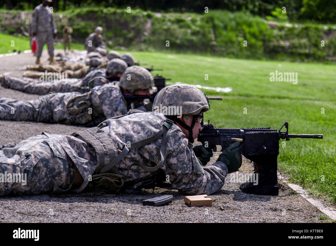 Plusieurs gardes nationaux de New York fire la carabine M4 au cours de la 38e conférence annuelle "TAG (l'adjudant général) Match" Combattre l'exercice Soutien La formation au Camp Smith Site de formation, N.Y., 2 juin 2017. Le TAG Match est un événement de 3 jours menée par la Garde Nationale de New York afin de promouvoir l'excellence en entraînement et offrent aux soldats, aviateurs et Milice d'État l'occasion de tester leurs compétences et systèmes d'armes dans un environnement axé sur les combats. (U.S. Photo de la Garde nationale par la CPS. Jonathan Pietrantoni) Banque D'Images