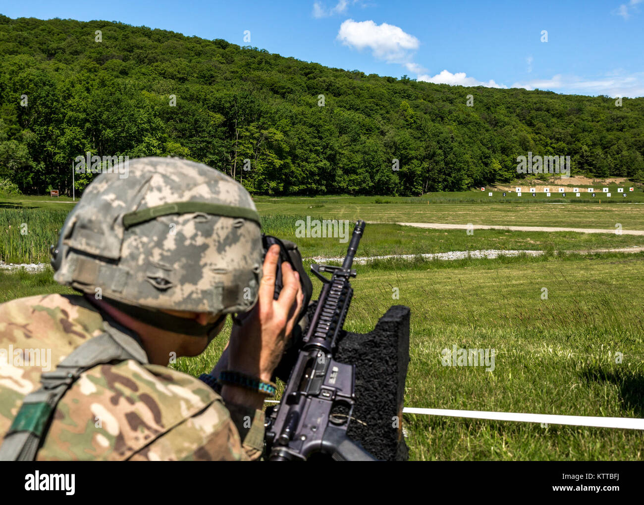 Le sergent de l'armée américaine. Ian Ault, avec Delta Company, 2e Bataillon, 108e Régiment d'infanterie, la Garde Nationale de New York, vérifie sa cible pendant le Sgt Henry Johnson Combat Rifle Match individuel dans le cadre de la 38e conférence annuelle "TAG (l'adjudant général) Match" Combattre l'exercice Soutien La formation au Camp Smith Site de formation, N.Y., le 3 juin 2017. Le TAG Match est un événement de 3 jours menée par la Garde Nationale de New York afin de promouvoir l'excellence en entraînement et offrent aux soldats, aviateurs et Milice d'État l'occasion de tester leurs compétences et systèmes d'armes dans une bataille, Banque D'Images
