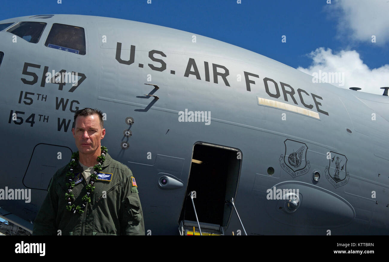 U.S. Air Force, le général Mark Dillon, vice-commandant des Forces aériennes du Pacifique, est accueilli par la famille et les amis et trempées dans l'eau et du champagne quelques instants après son C-17 fini-vol at Joint Base Harbor-Hickam Pearl, Mississippi, le 12 juin 2017. Avec la retraite de Dillon, le fini-vol est le capstone événement dans sa carrière de pilote. (U.S. Air Force photo/Tech. Le Sgt. Kamaile Chan) Banque D'Images