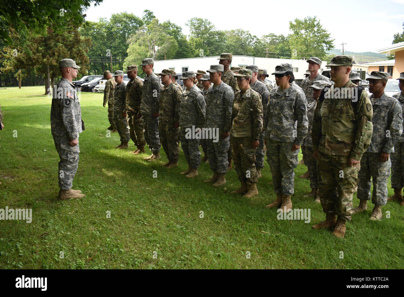 Les soldats de la Garde nationale de l'armée américaine, les étudiants de l'avenir Cours(FLC), de la pratique et de forage sur le Camp des routines Cérémonie Smith Site de formation, Cortlandt Manor, New York), le 8 juillet 2017. Il s'agit d'un programme pilote pour les soldats d'être rafraîchi sur leur niveau de compétence les tâches, et d'apprendre de nouvelles compétences en leadership Le leadership de base avant d'assister à la course. (U.S. La Garde nationale de l'armée photo de la FPC. Andrew Valenza) Banque D'Images