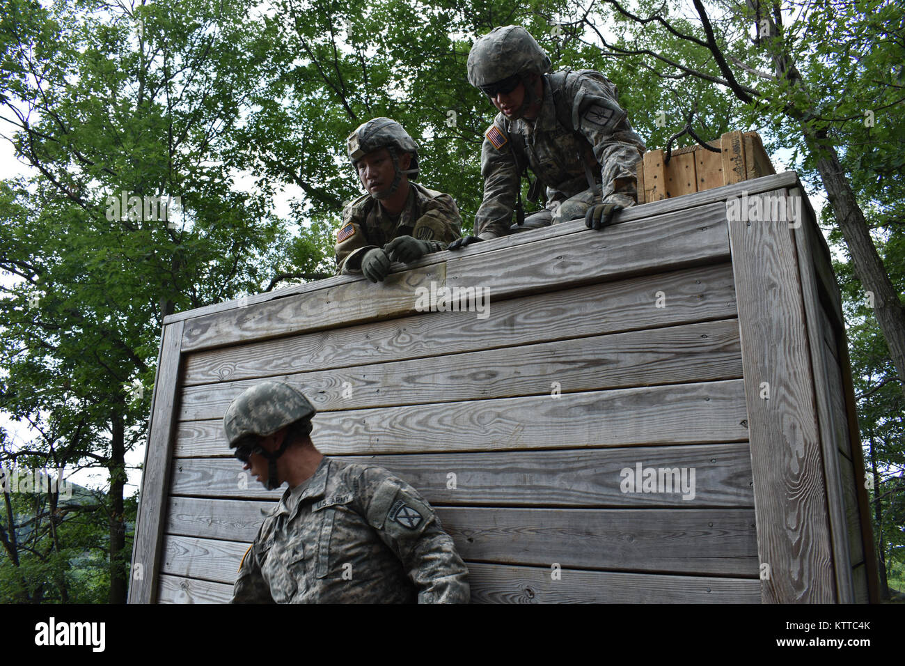 Les soldats de la Garde Nationale de New York, les étudiants de l'avenir bien sûr, chef d'équipe pour les aider à se préparer, et rend plus d'un mur sur le chef bien sûr, la réaction sur le Camp Smith Site de formation, Cortlandt Manor, NEW YORK, le 15 juillet 2017. Soldats ont fait preuve d'initiative et d'équipe, s'assurer que tous leurs coéquipiers ont été en mesure de terminer l'obstacle. (U.S. La Garde nationale de l'armée photo de la FPC. Andrew Valenza) Banque D'Images