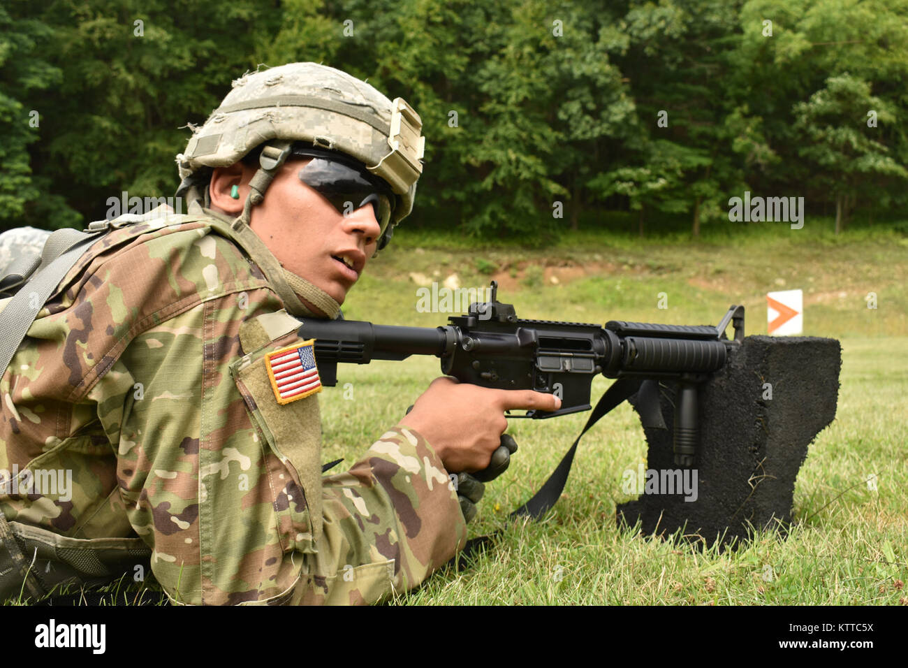 N.Y., soldat de la Garde nationale de l'Armée de la CPS. Joel Jimenez, affecté à la 427e Bataillon de soutien de la Brigade, à l'écoute des ordres données par l'éventail des agents de sécurité sur le Camp Smith Site de formation, Cortlandt Manor, NEW YORK, le 18 juillet 2017. Jimenez a été dans le processus de la réduction à zéro son arme avant d'être admissibles à ce sujet. (U.S. La Garde nationale de l'armée photo de la FPC. Andrew Valenza) Banque D'Images