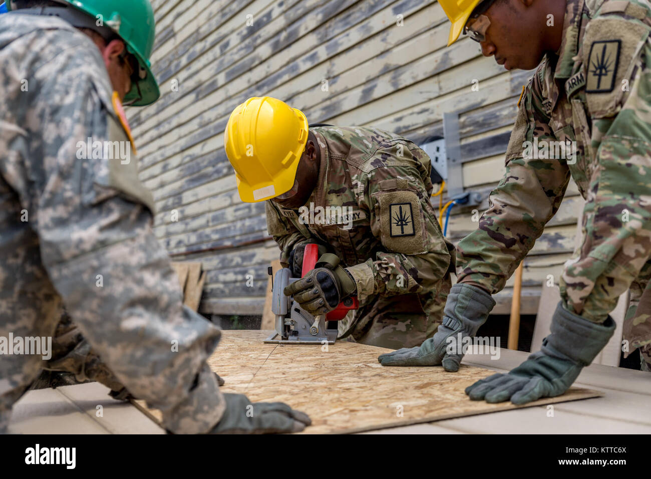 La CPS de l'armée américaine. Kyei, avec la 1156e compagnie du génie, 204e bataillon du génie, New York Army National Guard, coupe du bois pour l'un des deux projets de construction d'un garage, au cours de l'unité de formation annuel à Fort Drum, N.Y., Juillet 19th, 2017. Les cabanes sont l'un des quatre projets de construction le bataillon a couru pendant son temps à Fort Drum, qui a permis aux soldats d'améliorer leurs compétences tout en créant des projets de construction durable pour le poste. (U. S. Army National Guard photo par le Sgt. Harley Jelis) Banque D'Images