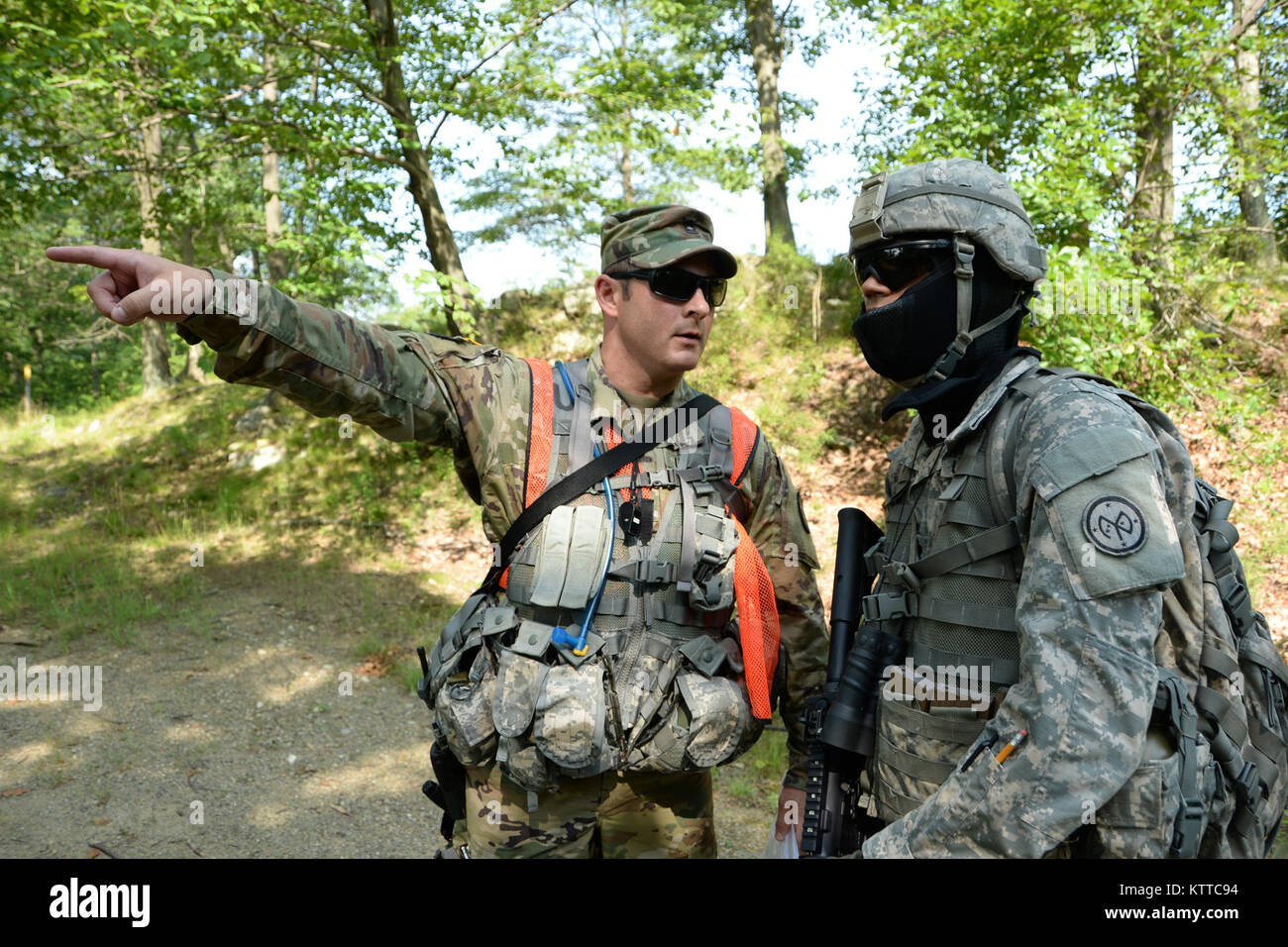 N.Y. soldat de la Garde nationale, le sergent-chef. Scott Kyle, affectés au siège, 106e de l'Institut de formation régional, identifie une cible d'étudiants sur le terrain lors d'un exercice de formation sur le terrain lors d'un exercice de formation sur le Camp Smith Site de formation, Cortlandt Manor, NEW YORK, le 20 juillet 2017. Les étudiants étaient sur le point de courir à travers un scénario où un tireur actif a été de se cacher dans un village. (U.S. La Garde nationale de l'armée photo de la FPC. Andrew Valenza) Banque D'Images