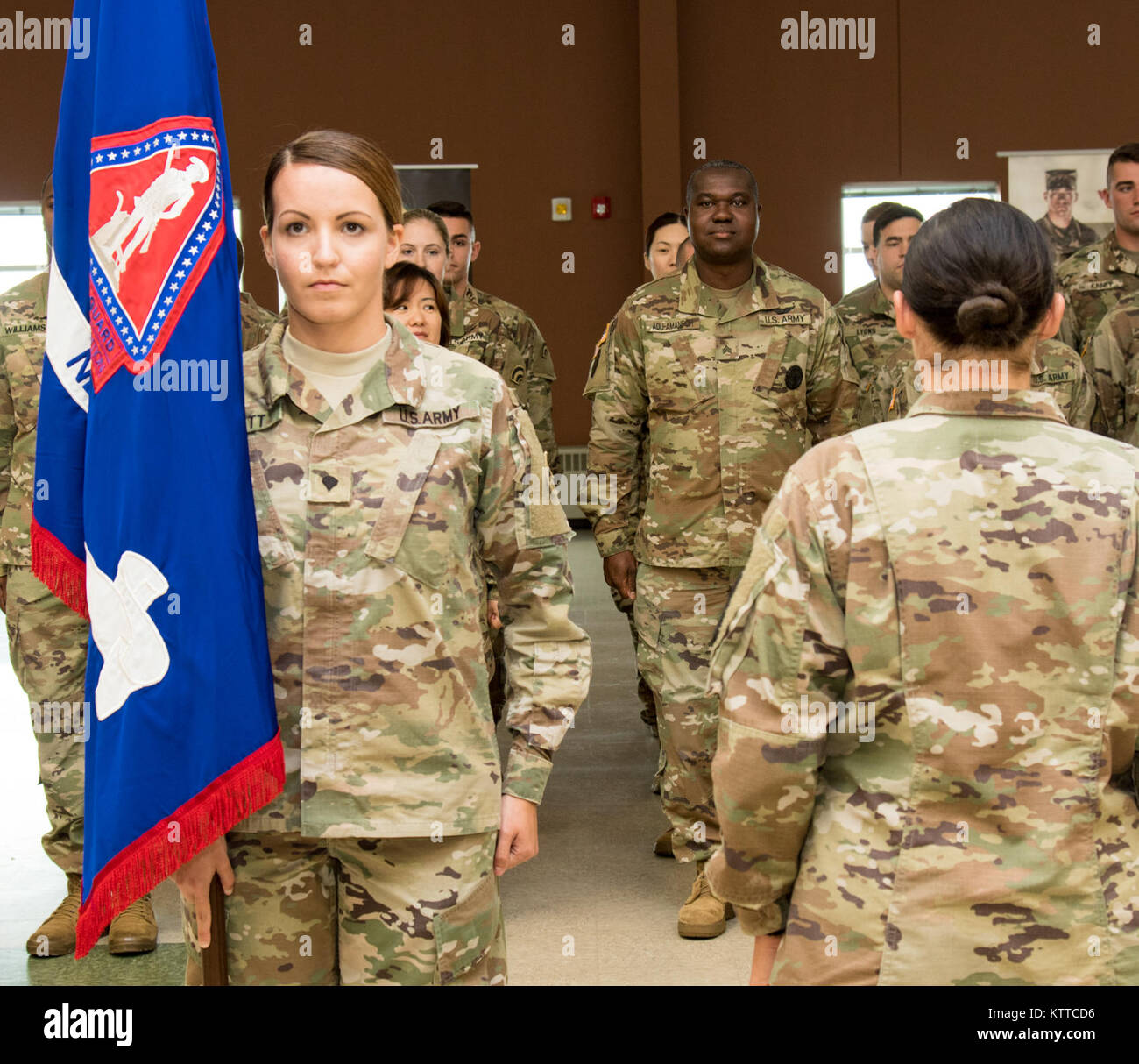 Le sergent de l'armée américaine. Le Major Eric R. Hunt, le sergent-major de rétention pour le recrutement et le maintien en poste, du bataillon de la Garde nationale de l'Armée de New York, prend sa retraite après 23 années de service distingué pour son pays lors d'une cérémonie au Centre de Réserve des Forces armées, New Windsor, N.Y., 28 juillet 2017. (Photo de U.S. Army National Guard Le s.. Michael Davis) Banque D'Images