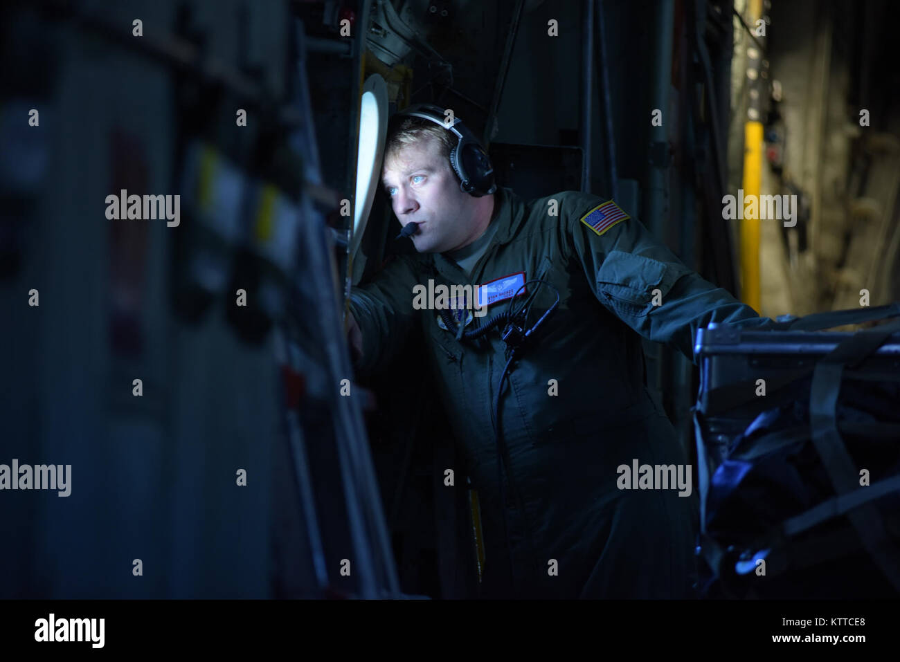 Sur le Groenland - d'un membre de la 1re classe Ryan Rhoades, un étudiant de l'arrimeur du 139e Escadron de transport aérien, sur un vol d'est à la poignée (à l'Est du Groenland-core) Projet de Kangerlussuaq (Groenland), le 29 juillet 2017. C'était la 13e mission le 109e Airlift Wing faite à l'est cette saison la poignée pour transporter le fret et les scientifiques. (U.S. Photo de la Garde nationale aérienne Aviateur Senior Jamie Spaulding/libérés) Banque D'Images