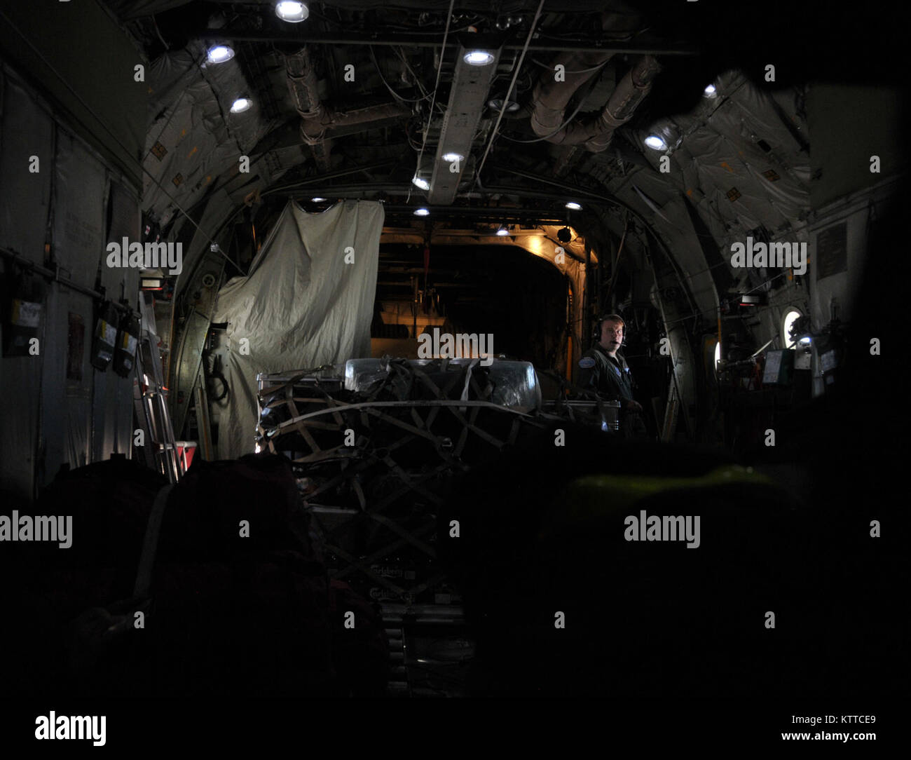 Sur le Groenland - d'un membre de la 1re classe Ryan Rhoades, un étudiant de l'arrimeur du 139e Escadron de transport aérien, sur un vol d'est à la poignée (à l'Est du Groenland-core) Projet de Kangerlussuaq (Groenland), le 29 juillet 2017. C'était la 13e mission le 109e Airlift Wing faite à l'est cette saison la poignée pour transporter le fret et les scientifiques. (U.S. Air National Guard photo par le Sgt. Catharine Schmidt/libérés) Banque D'Images