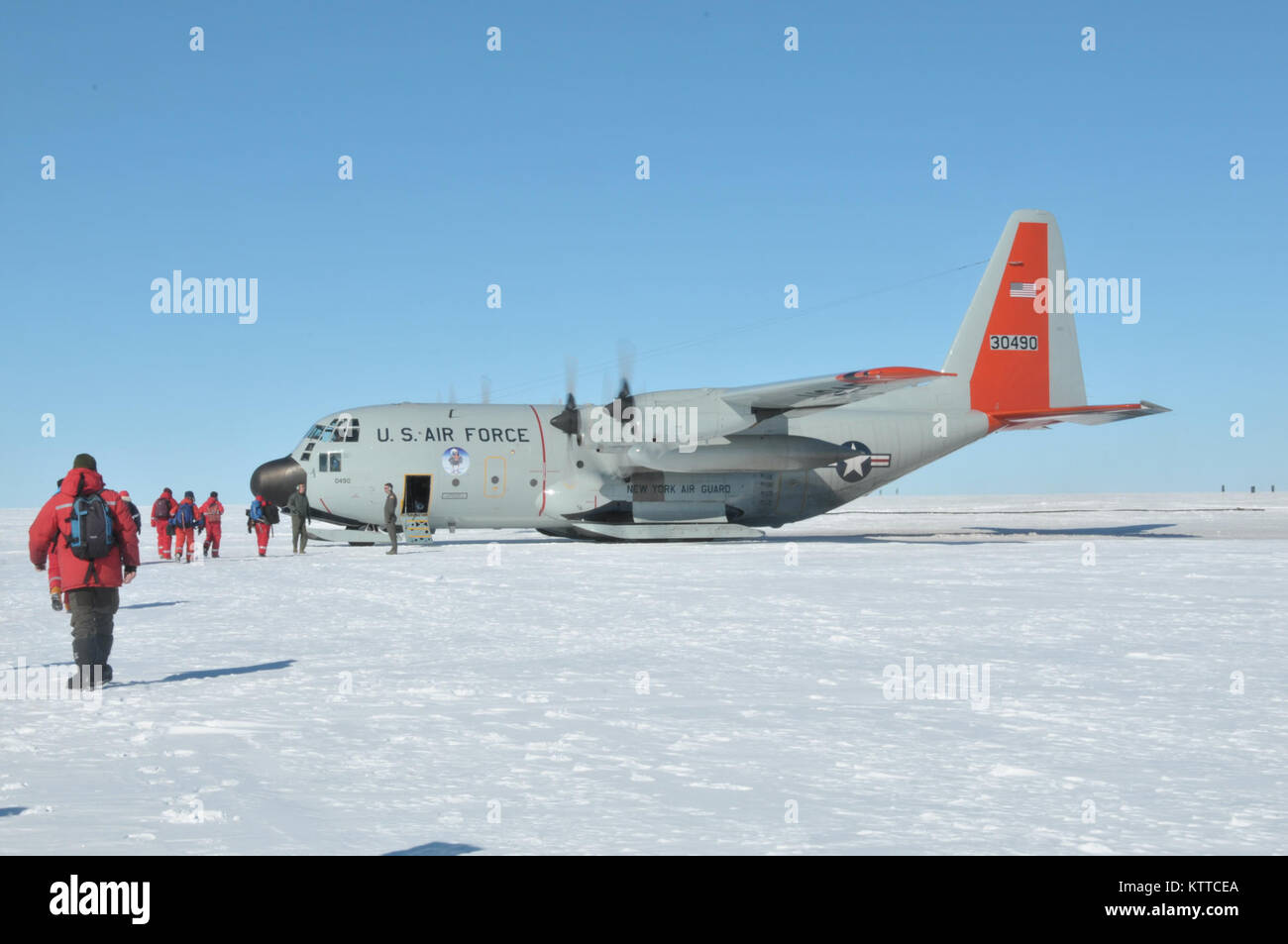 EAST Greenland Ice Core Project, Groenland - Les scientifiques qui ont vécu ici pendant environ six semaines à bord d'un 109e Airlift Wing LC-130 dirigé pour Skibird Kangerlussuaq (Groenland) le 29 juillet 2017. C'était la 13e mission le 109e Airlift Wing faite à l'est cette saison la poignée pour transporter le fret et les scientifiques. (U.S. Air National Guard photo par le Sgt. Catharine Schmidt/libérés) Banque D'Images