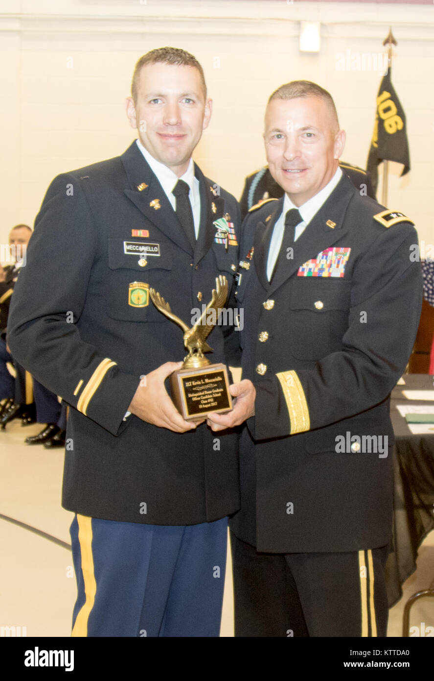 Officier de l'armée américaine candidat Kevin L. Meccariello, la distinction honneur diplômé de l'École des aspirants-Class 62, New York, la Garde nationale reçoit le prix Eagle au cours de la cérémonie de remise des diplômes au Camp Smith Site de formation, Cortlandt Manor, NEW YORK, le 19 août 2017. Mecccariello a été l'un des quatre candidats pour compléter la formation exigeante physiquement que les deux tests d'agilité mentale et physique. (U.S. La Garde nationale de l'Armée de terre Phyonne Reynoldsfolkes photo : Capt) Banque D'Images