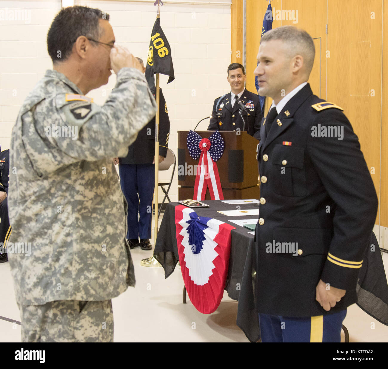 2e Armée américaine, le lieutenant Nathan Napper, diplômé de la classe 62, la Garde Nationale de New York, a reçu son premier hommage du 1er Sgt. Robert Bacon au cours de la cérémonie de remise des diplômes au Camp Smith Site de formation, Cortlandt Manor, NEW YORK, le 19 août 2017. Slt Napper est l'un des quatre candidats pour compléter l'école des aspirants, physiquement exigeant un testing agilité mentale et physique. (U.S. La Garde nationale de l'Armée de terre Phyonne Reynoldsfolkes photo : Capt) Banque D'Images