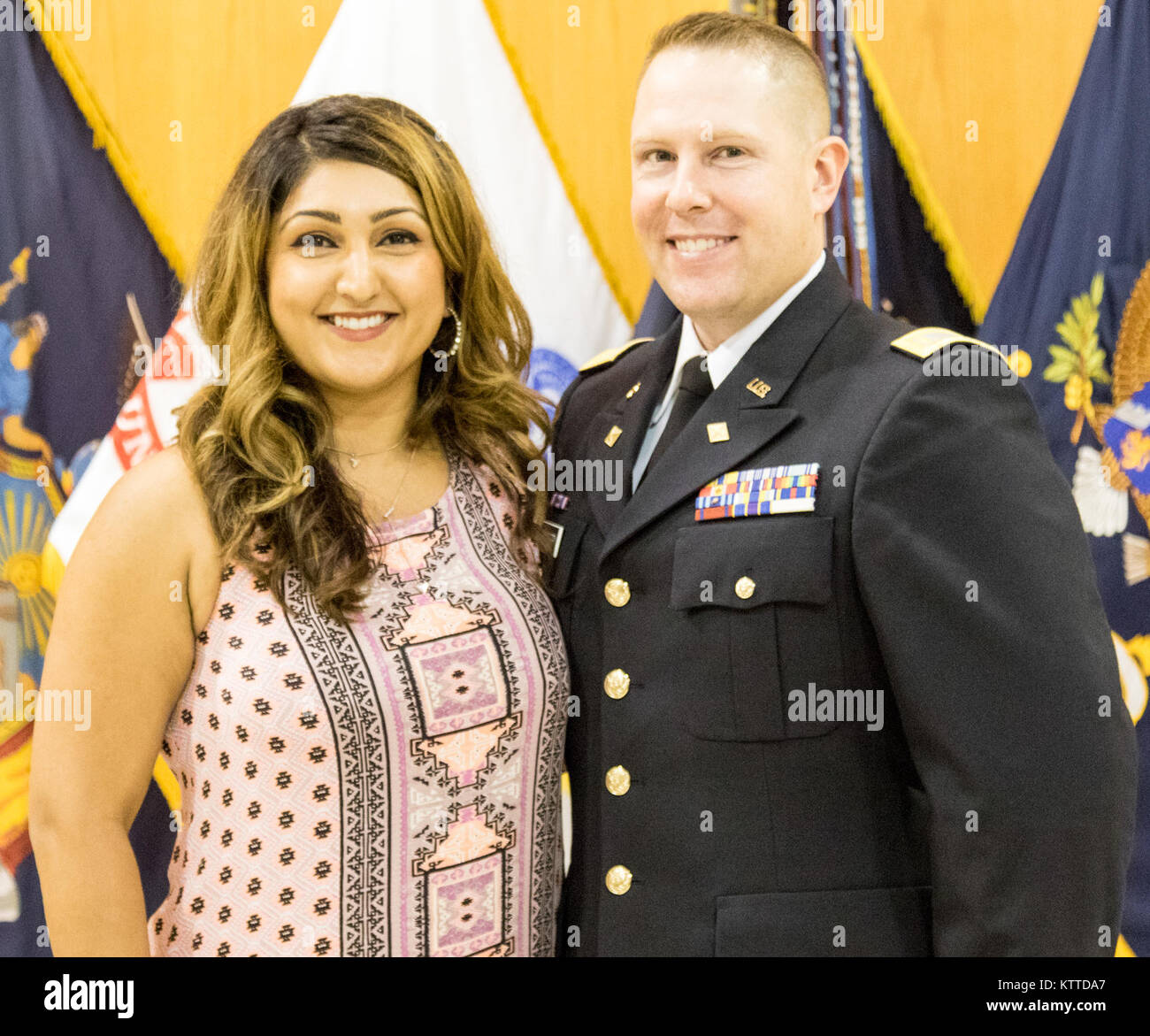 2e Armée américaine, le Lieutenant Duncan Newberry, diplômé de l'École des aspirants-Class 62, la Garde Nationale de New York, et sa femme, Saamra Newberry, posent pour une photo lors de la cérémonie de remise des diplômes au Camp Smith Site de formation, Cortlandt Manor, NEW YORK, le 19 août 2017. Newberry a récemment terminé l'École des aspirants, physiquement exigeant un testing agilité mentale et physique. (Photo de U.S. Army National Guard Cpt. Phyonne Reynoldsfolkes). Banque D'Images