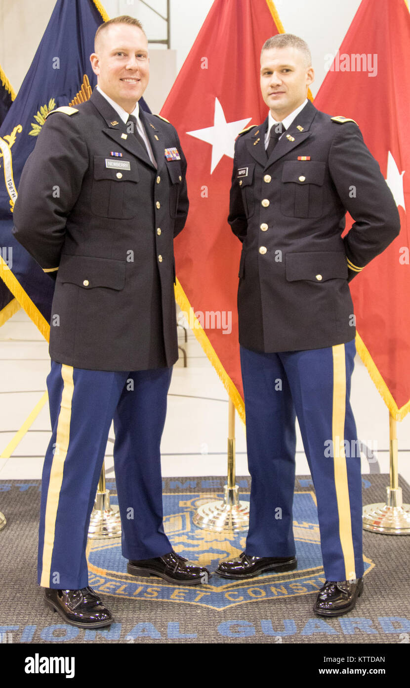 2e Armée américaine, le Lieutenant Duncan Newberry et slt Nathan Napper, droite, posent pour une photo au cours de la classe de l'École des aspirants-officiers 62 cérémonie de remise des diplômes au Camp Smith Site de formation, Cortlandt Manor, NEW YORK, le 19 août 2017. Napper et Newberry a récemment terminé l'École des aspirants, physiquement exigeant un testing agilité mentale et physique. (U.S. Photo de la Garde nationale par le sergent. Michael Davis) Banque D'Images