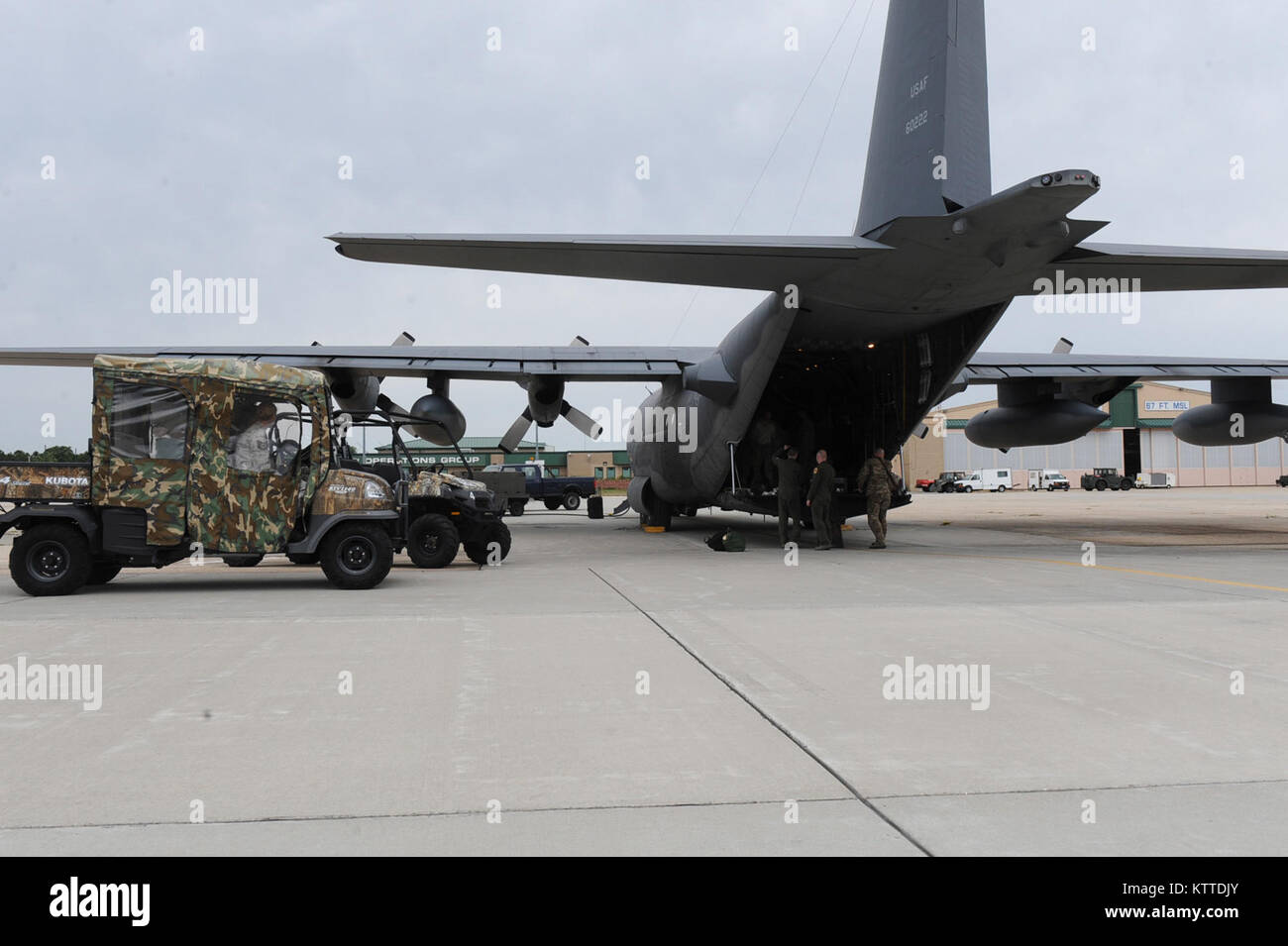 106e Escadre de sauvetage, les membres affectés à la Garde nationale aérienne de New York, de la charge des fournitures supplémentaires à l'HC-130 Hercules 29 Août, 2017. C'est la deuxième HC-130, ainsi que de plus de l'équipement et du personnel qui est d'être envoyé à l'appui de l'ouragan Harvey le sauvetage et les secours dans le Texas. (U.S. Air National Guard Photo par le Sgt. Chéran A. Cambridge) Banque D'Images