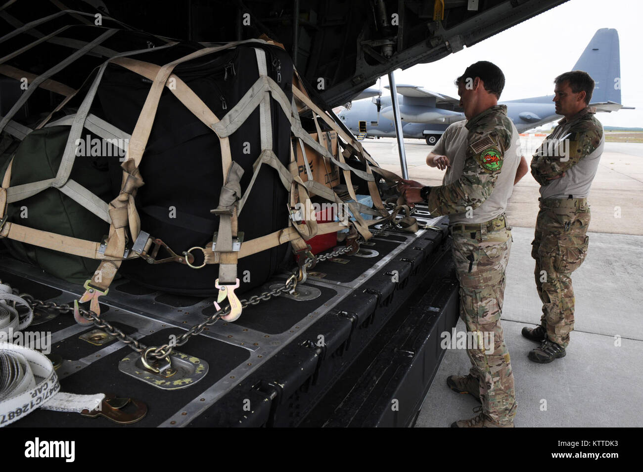 Les membres du 103e Escadron de sauvetage, une partie de la 106e Escadre de sauvetage assigné à la Garde nationale aérienne de New York, sécuriser les approvisionnements additionnels à l'HC-130 Hercules 29 Août, 2017. C'est la deuxième HC-130, ainsi que de plus de l'équipement et du personnel qui est d'être envoyé à l'appui de l'ouragan Harvey le sauvetage et les secours dans le Texas. (U.S. Air National Guard Photo par le Sgt. Chéran A. Cambridge) Banque D'Images