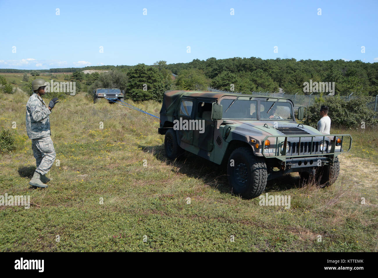 La Garde nationale de l'armée américaine et les tâches quotidiennes de la vie. Groupe de travail, de formation, d'aider, d'aider, les gens, l'événement, l'enseignement et l'apprentissage. Soldat, marin ou aviateur, forces armées, forces armées, militaires, de la défense, de la défense, militaire, service, devoir. Banque D'Images