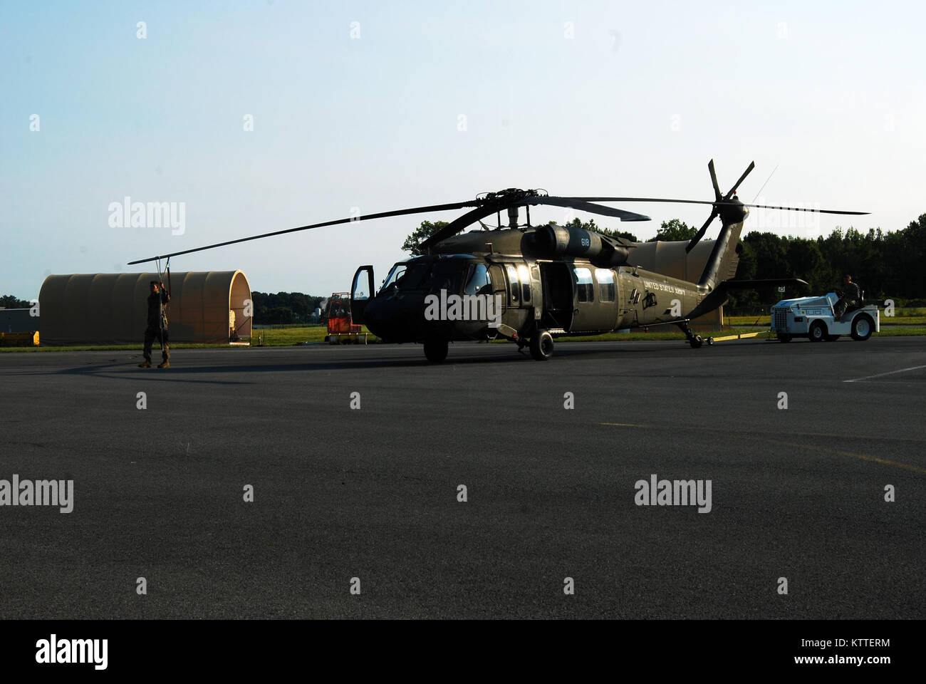 Les équipages de l'Armée de New York de la Compagnie de la Garde nationale a, 3e bataillon du 142e Régiment d'aviation de préparer pour le décollage et le déploiement à partir de l'Aéroport International d'Albany Latham, NY à la Floride à l'appui de la Garde côtière canadienne face au cyclone Irma 11 Septembre, 2017. Dix hélicoptères UH-60 Blackhawk et 55 aircrewmembers et les mainteneurs déployés à partir de trois installations de vol à travers l'État pour soutenir la Garde nationale de Floride. Photos de la Garde nationale des États-Unis par le Colonel Richard Goldenberg. Banque D'Images