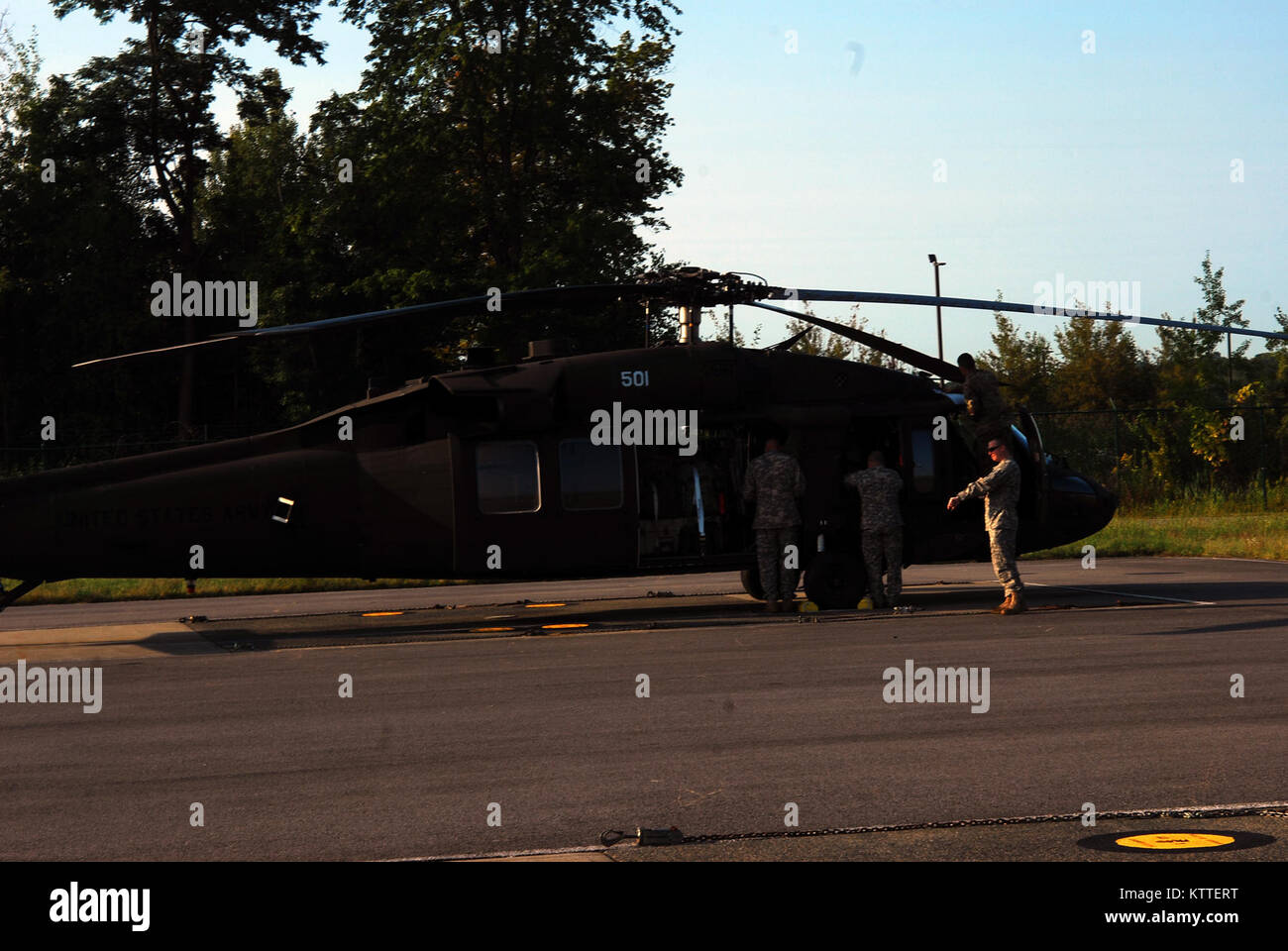 Les équipages de l'Armée de New York de la Compagnie de la Garde nationale a, 3e bataillon du 142e Régiment d'aviation de préparer pour le décollage et le déploiement à partir de l'Aéroport International d'Albany Latham, NY à la Floride à l'appui de la Garde côtière canadienne face au cyclone Irma 11 Septembre, 2017. Dix hélicoptères UH-60 Blackhawk et 55 aircrewmembers et les mainteneurs déployés à partir de trois installations de vol à travers l'État pour soutenir la Garde nationale de Floride. Photos de la Garde nationale des États-Unis par le Colonel Richard Goldenberg. Banque D'Images