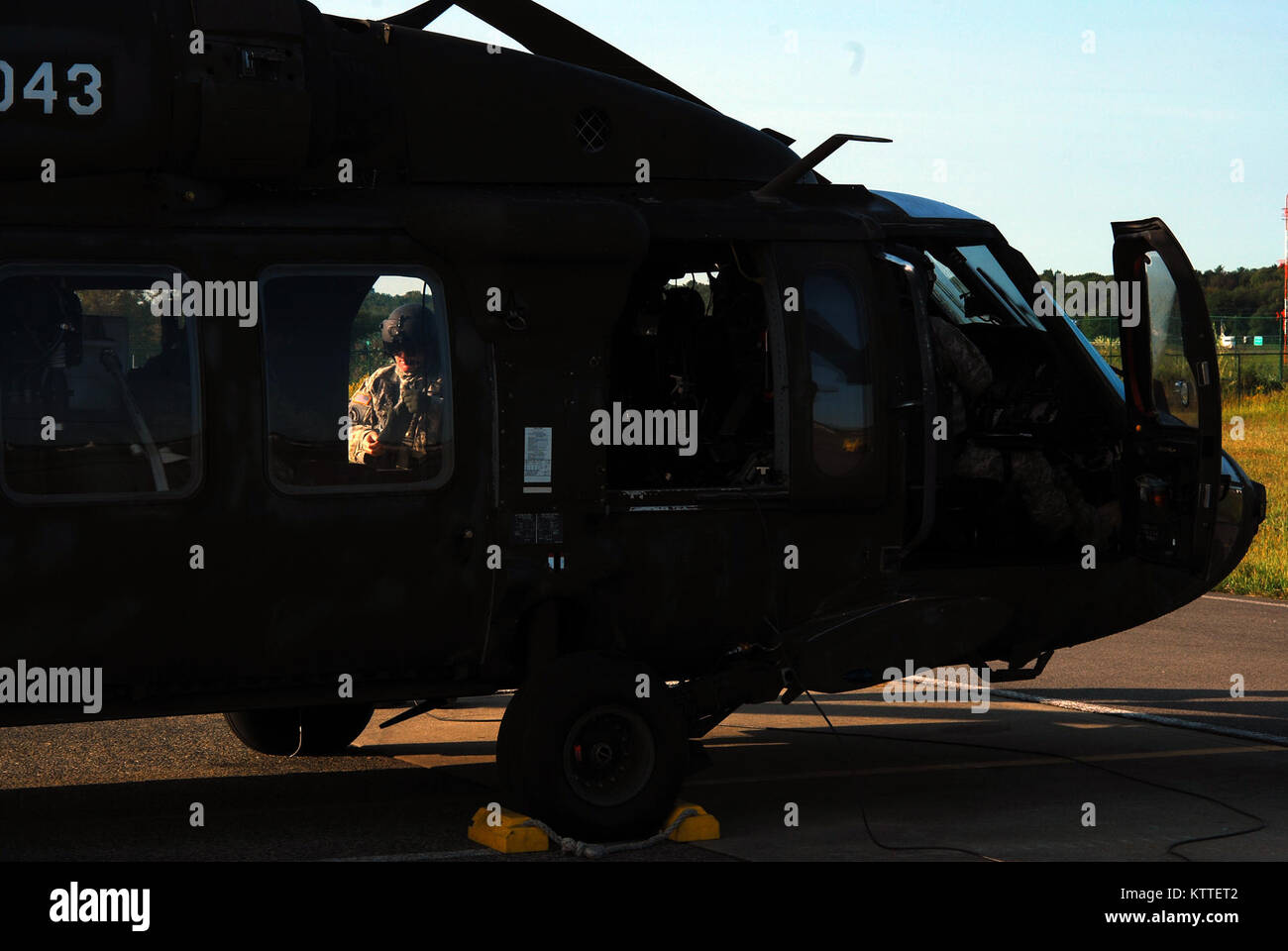 Les équipages de l'Armée de New York de la Compagnie de la Garde nationale a, 3e bataillon du 142e Régiment d'aviation de préparer pour le décollage et le déploiement à partir de l'Aéroport International d'Albany Latham, NY à la Floride à l'appui de la Garde côtière canadienne face au cyclone Irma 11 Septembre, 2017. Dix hélicoptères UH-60 Blackhawk et 55 aircrewmembers et les mainteneurs déployés à partir de trois installations de vol à travers l'État pour soutenir la Garde nationale de Floride. Photos de la Garde nationale des États-Unis par le Colonel Richard Goldenberg. Banque D'Images