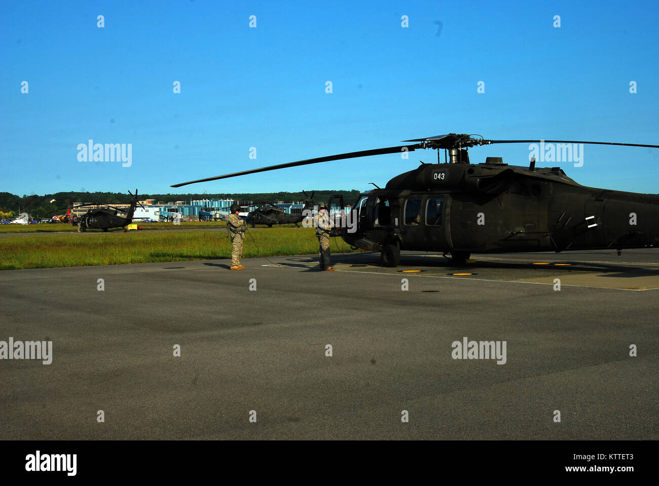 Les équipages de l'Armée de New York de la Compagnie de la Garde nationale a, 3e bataillon du 142e Régiment d'aviation de préparer pour le décollage et le déploiement à partir de l'Aéroport International d'Albany Latham, NY à la Floride à l'appui de la Garde côtière canadienne face au cyclone Irma 11 Septembre, 2017. Dix hélicoptères UH-60 Blackhawk et 55 aircrewmembers et les mainteneurs déployés à partir de trois installations de vol à travers l'État pour soutenir la Garde nationale de Floride. Photos de la Garde nationale des États-Unis par le Colonel Richard Goldenberg. Banque D'Images