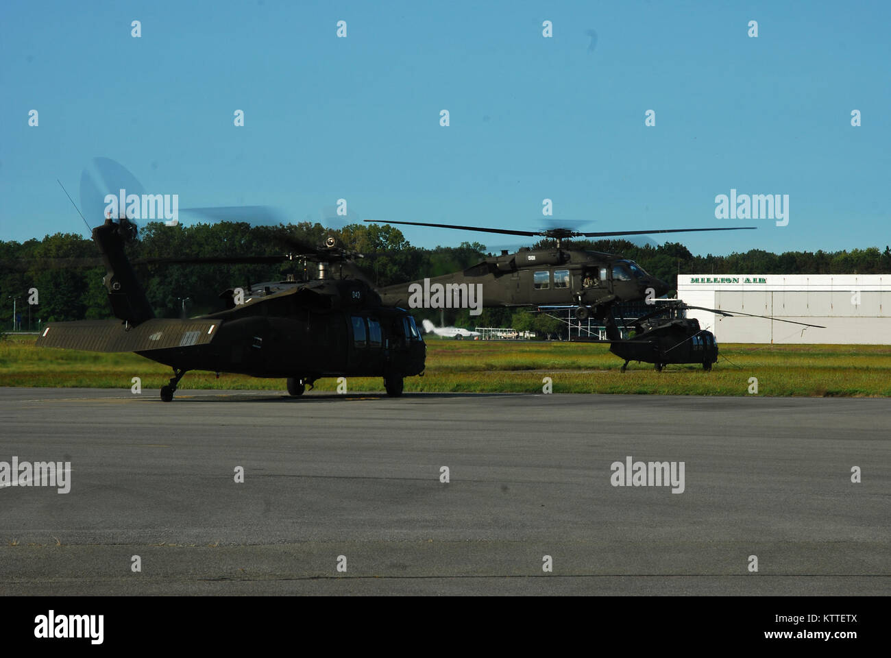Les équipages de l'Armée de New York de la Compagnie de la Garde nationale a, 3e bataillon du 142e Régiment d'aviation de préparer pour le décollage et le déploiement à partir de l'Aéroport International d'Albany Latham, NY à la Floride à l'appui de la Garde côtière canadienne face au cyclone Irma 11 Septembre, 2017. Dix hélicoptères UH-60 Blackhawk et 55 aircrewmembers et les mainteneurs déployés à partir de trois installations de vol à travers l'État pour soutenir la Garde nationale de Floride. Photos de la Garde nationale des États-Unis par le Colonel Richard Goldenberg. Banque D'Images
