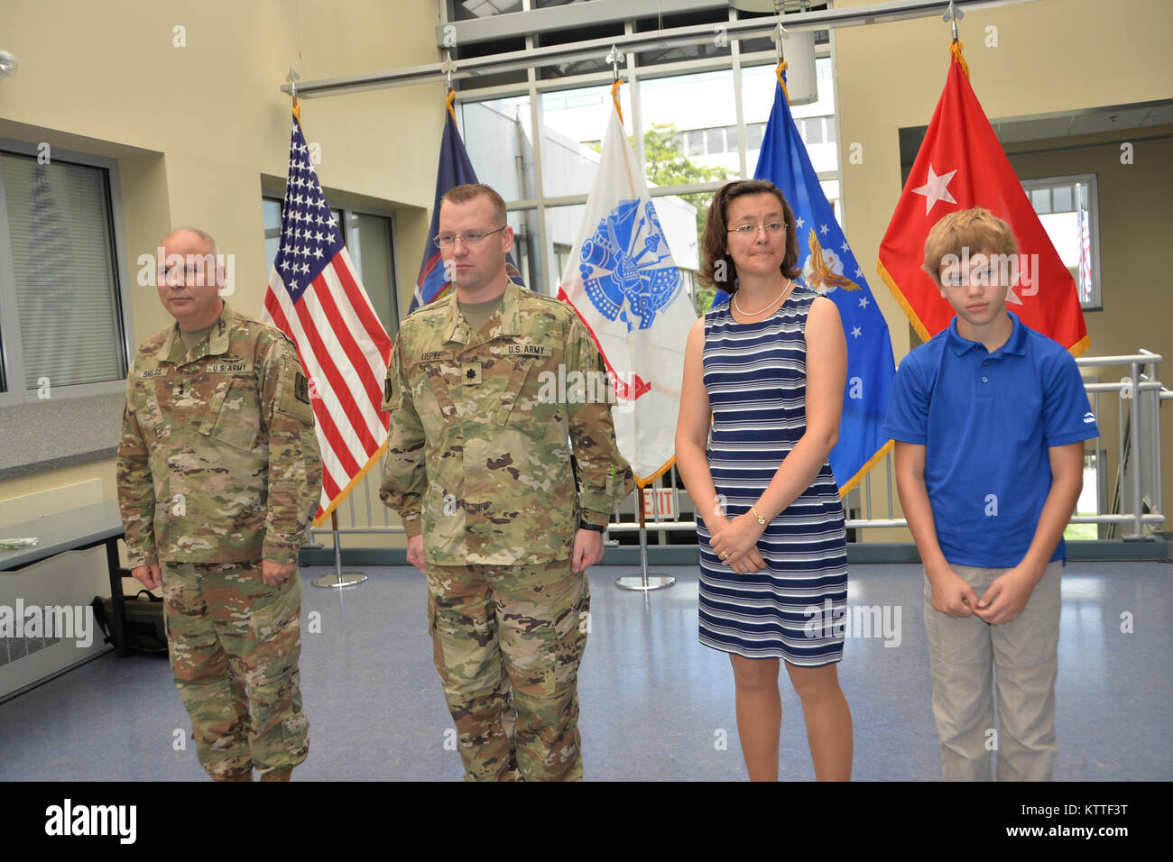 Le Colonel Matthew Liepke (droite), New York State Army National Guard chirurgien se place avec le Général Raymond Shields, l'adjudant général adjoint de l'Armée de la Garde nationale, sa femme Christina et plus jeune fils de Samuel à Joint Force Headquarter-N.Y, le 15 septembre 2017. (U.S. Photo de Garde Nationale d'armée par le capitaine Jean Marie Kratzer) Banque D'Images