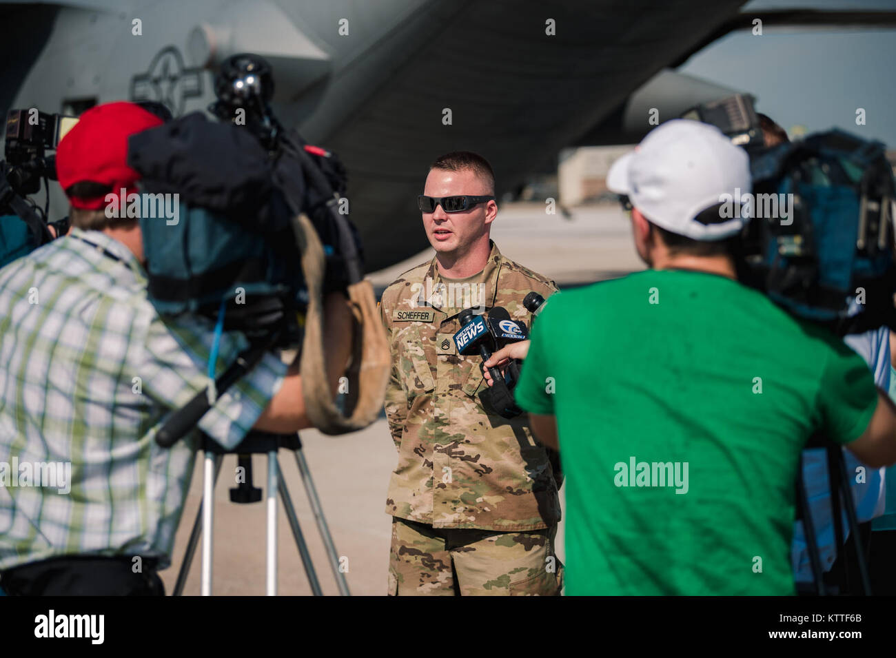 Le s.. Eric Scheffer, un chef d'équipe affectée à la 105e Compagnie de Police Militaire à Buffalo, New York, parle de Garde Nationale d'armée aux nouvelles locales sur ce que leur mission sera quand le 105MP Co. arrivent dans les îles Vierges américaines de fournir des secours d'ouragan, Niagara Falls, NY, 25 septembre 2017. Plus de 20 membres de la 105e MP Co. chargé de l'équipement et du personnel et ont commencé leur déploiement dans les îles Vierges américaines à venir de plus de soldats battant plus tard dans la semaine. (Photo de la Garde nationale aérienne par le sergent. Ryan Campbell) Banque D'Images