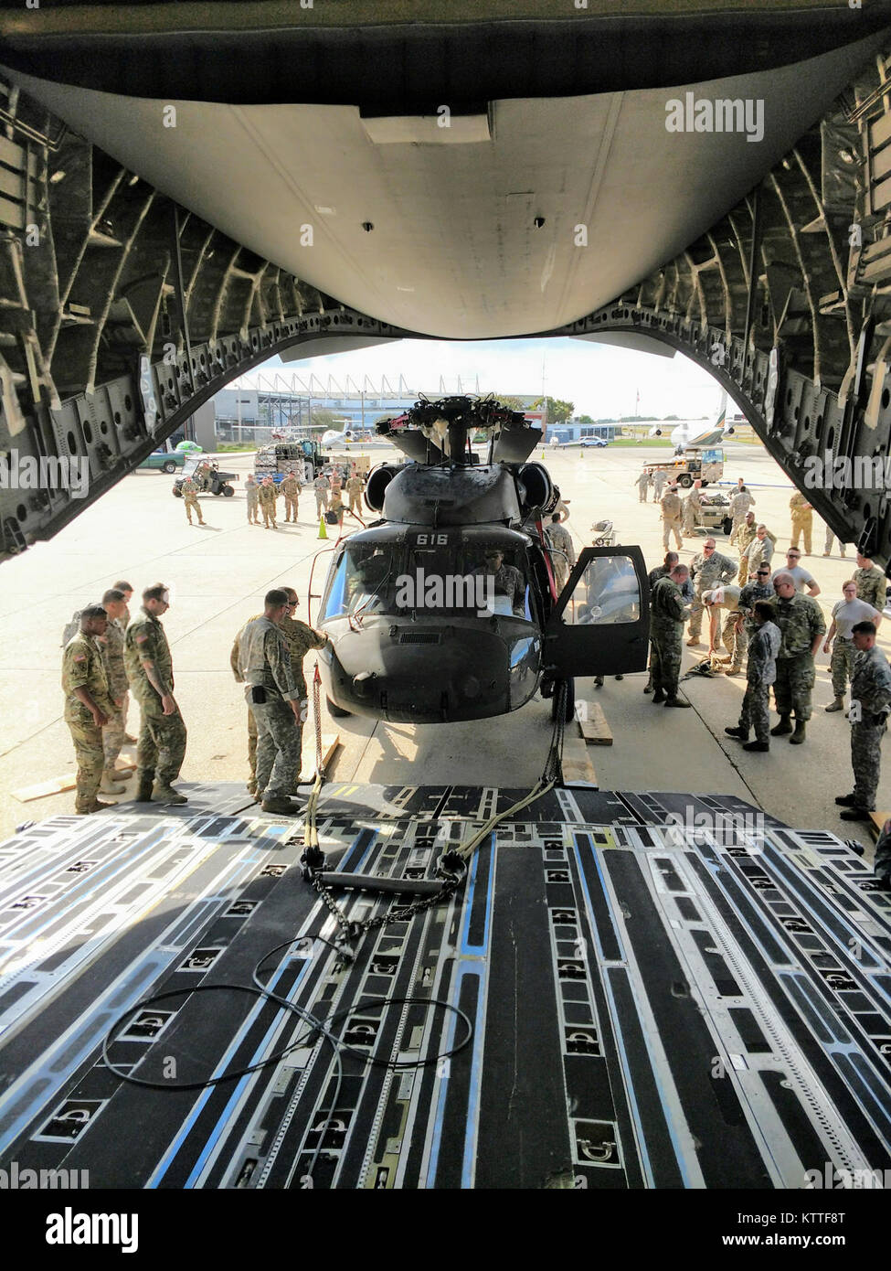 New York les soldats de la Garde nationale d'armée du 3e bataillon du 142e Régiment d'aviation, basé à Ronkonkoma, N.Y., charger deux hélicoptères UH-60 Blackhawk à Islip MacArthur Airport dans un C-17 Globemaster piloté par la New York Air National Guard's 105th Airlift Wing de Newburgh, New York le 27 septembre 2017. La Garde Nationale de New York est le déploiement de quatre équipages et Blackhawks 60 et du personnel de soutien au sol à Puerto Rico à l'appui des opérations de reprise pour la garde nationale de Porto Rico. Photo par Capt Mark Getman, New York State Guard Force de défense. Banque D'Images