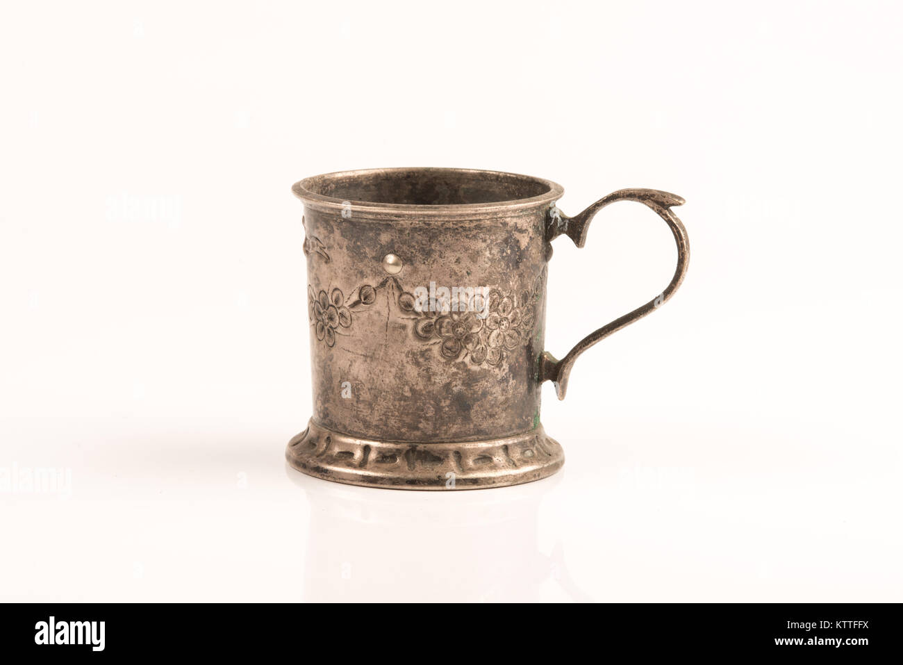 Mug décoré d'argent à la main dans l'époque victorienne Banque D'Images